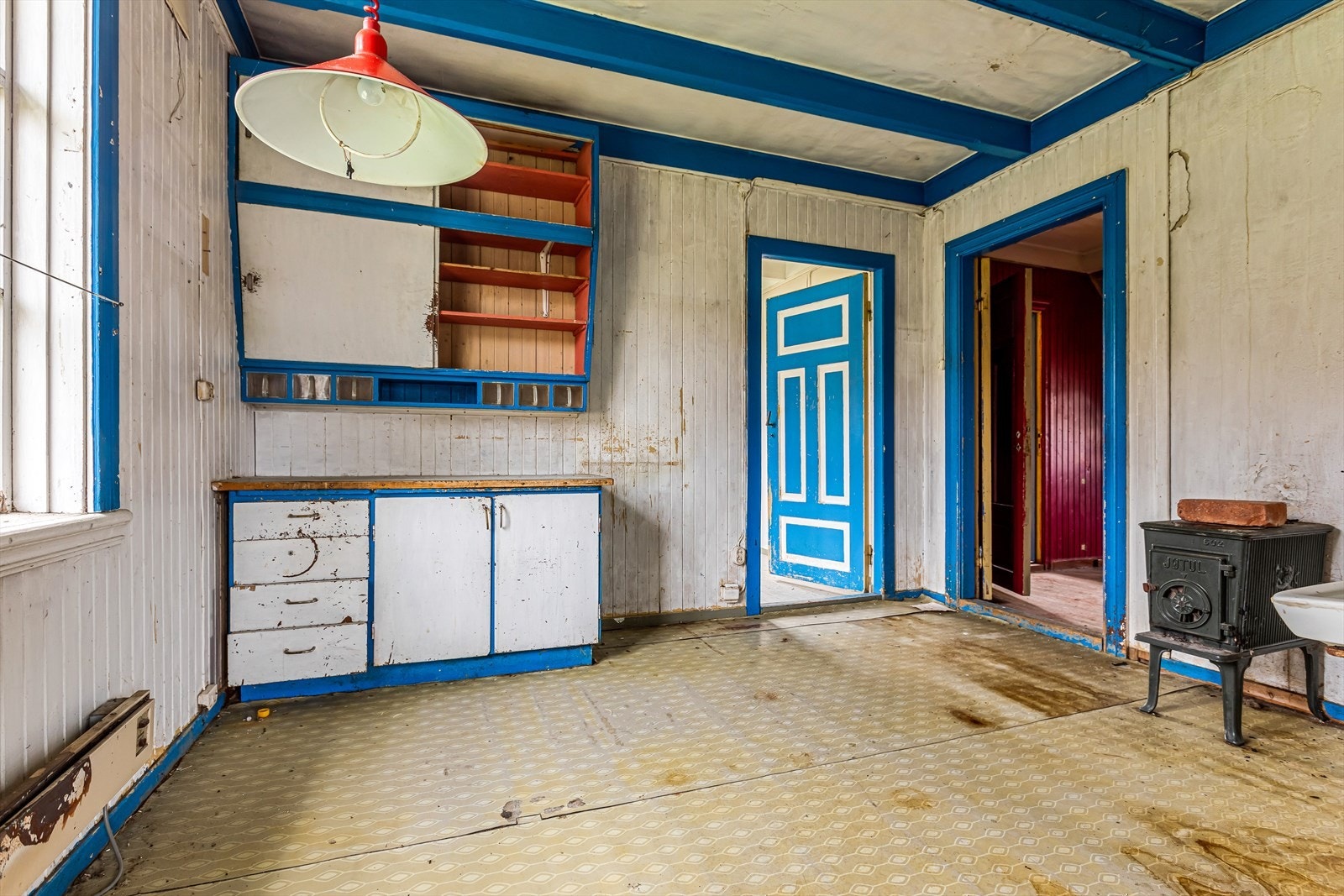 Belegg på gulv og malt panel på vegger. Malt panel i himling. Galleribilde