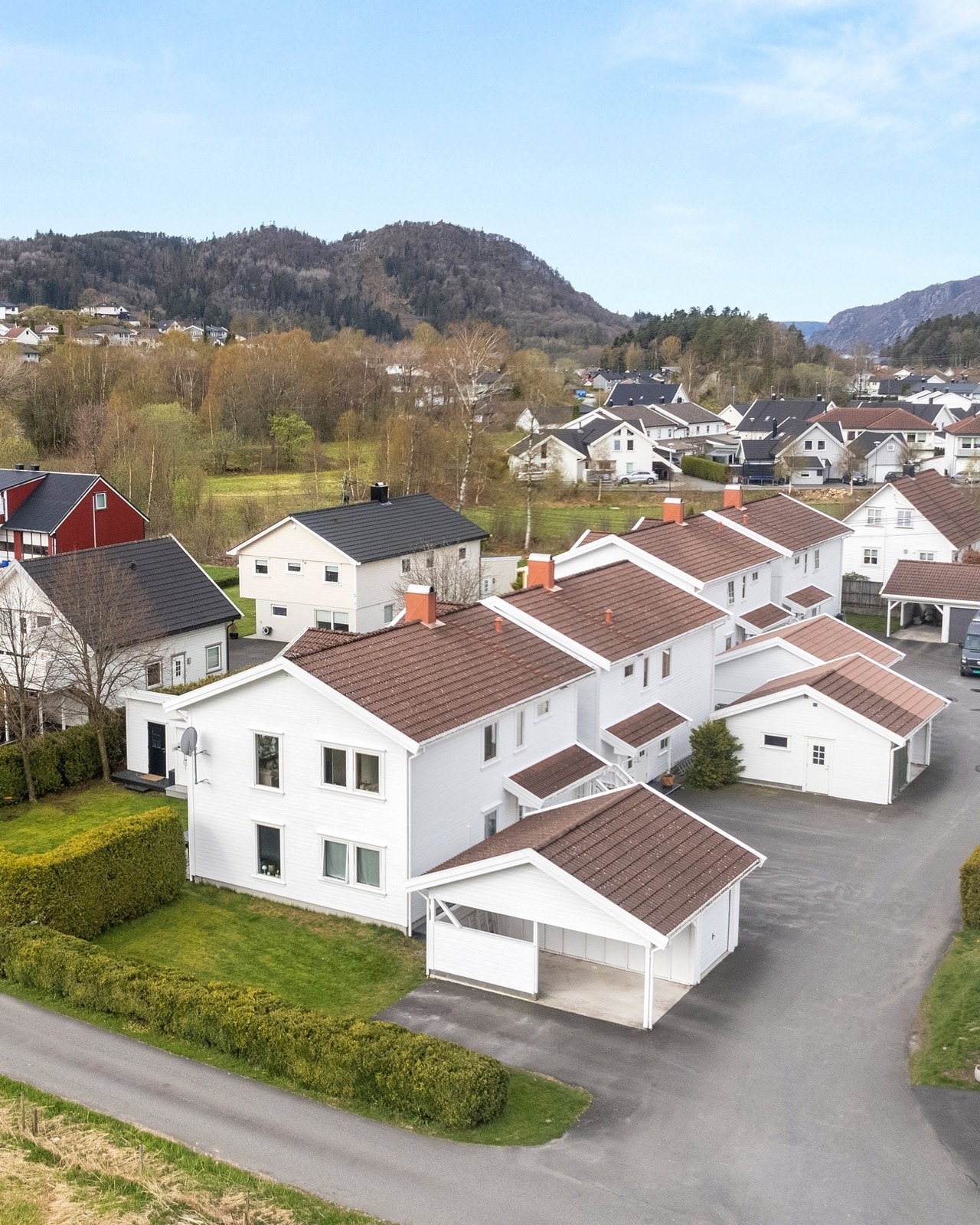 Parkering i carport og egen biloppstillingsplass til venstre for carporten. Galleribilde