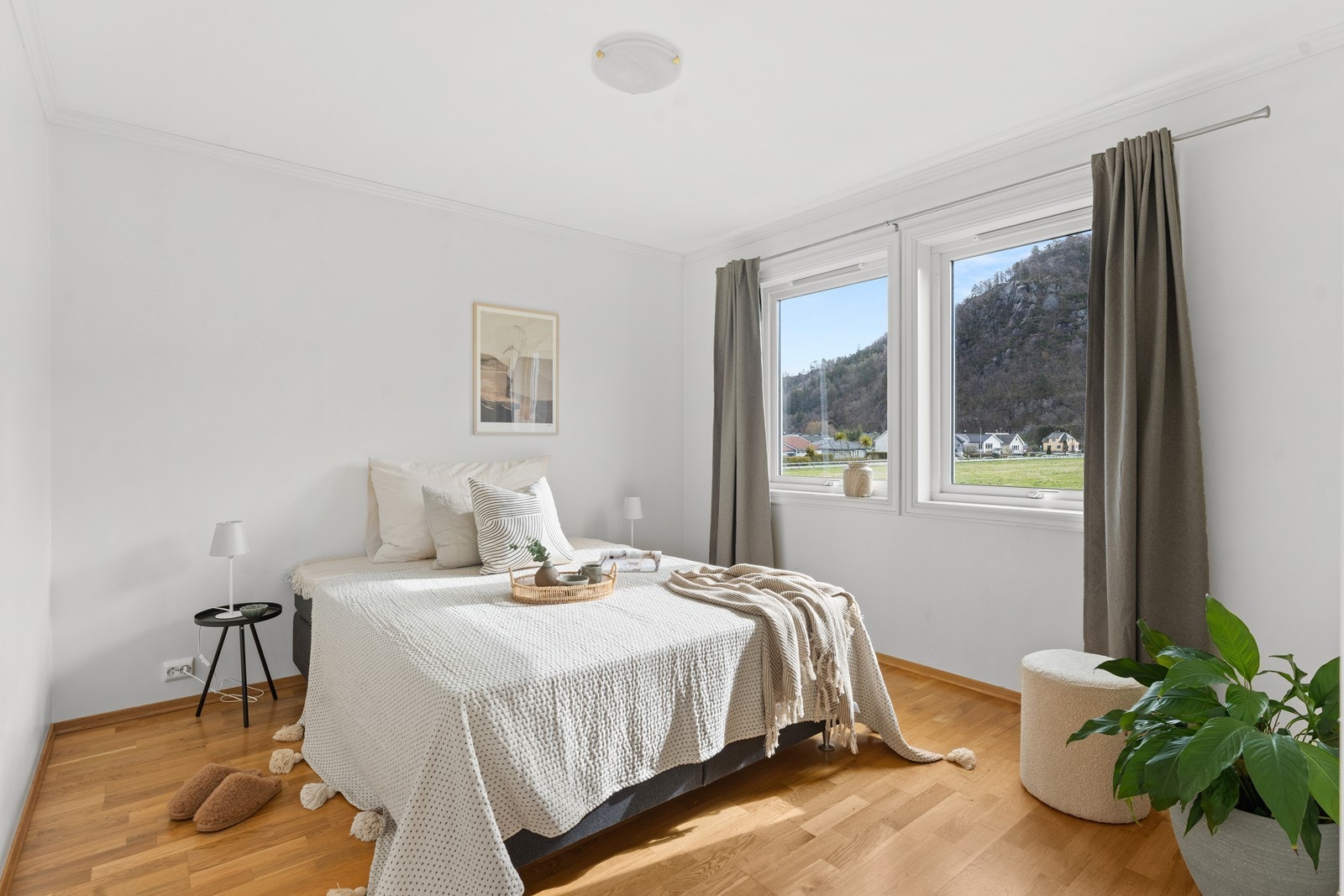 Hovedsoverom med to store vinduer Galleribilde