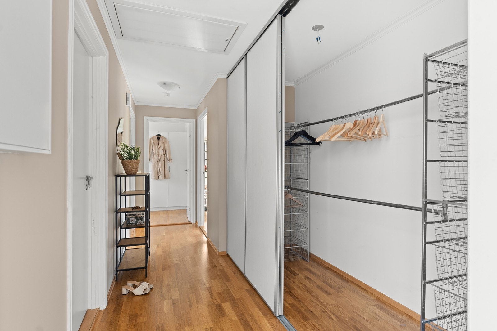 Stor skyvedørsgarderobe ved inngang Galleribilde