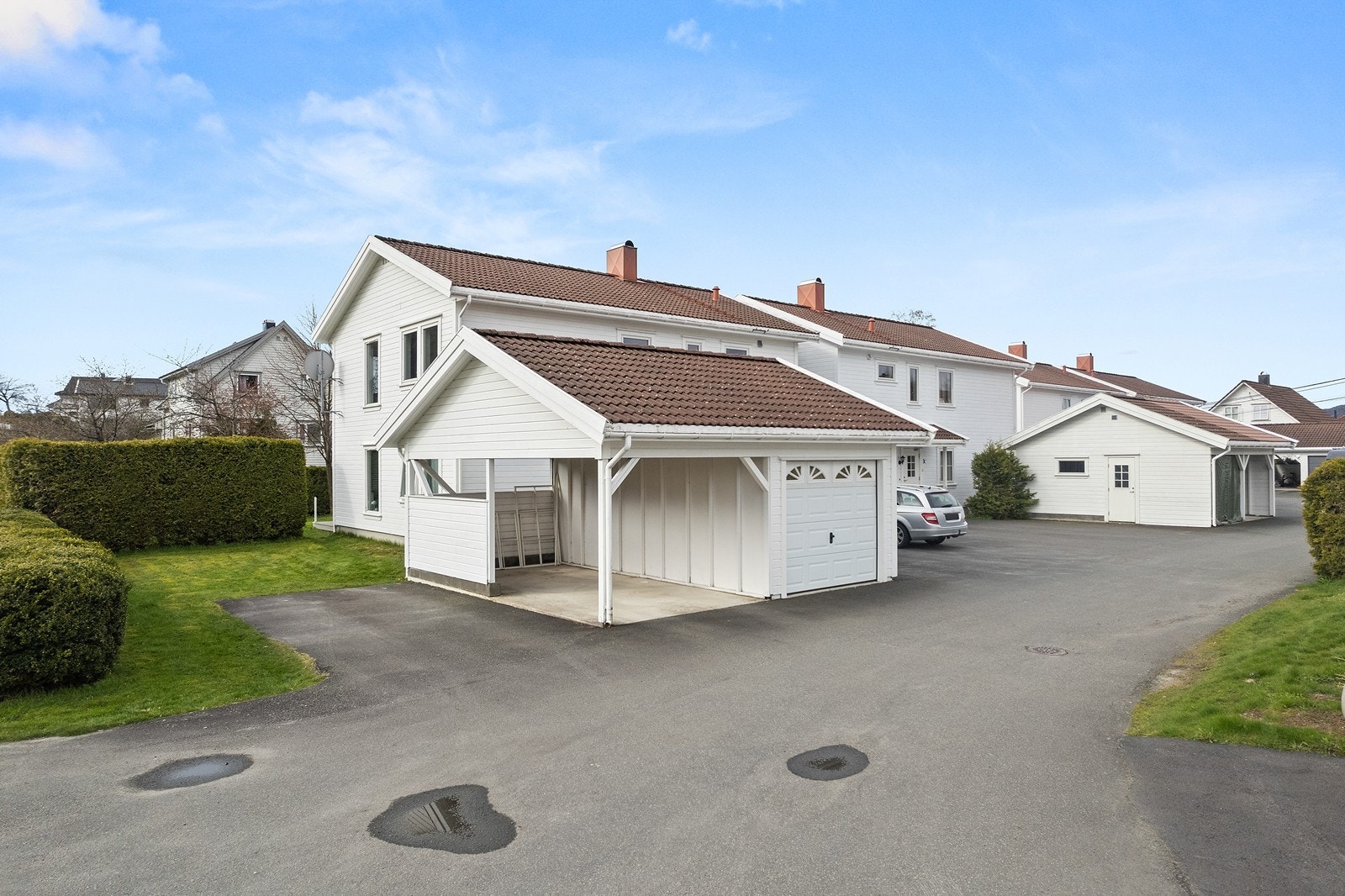 Hagedel som kan benyttes av eier av leiligheten. Parkering i carport og egen biloppstillingsplass til venstre for carporten. Det er også noen felles biloppstillingplasser tilgjengelig. Galleribilde