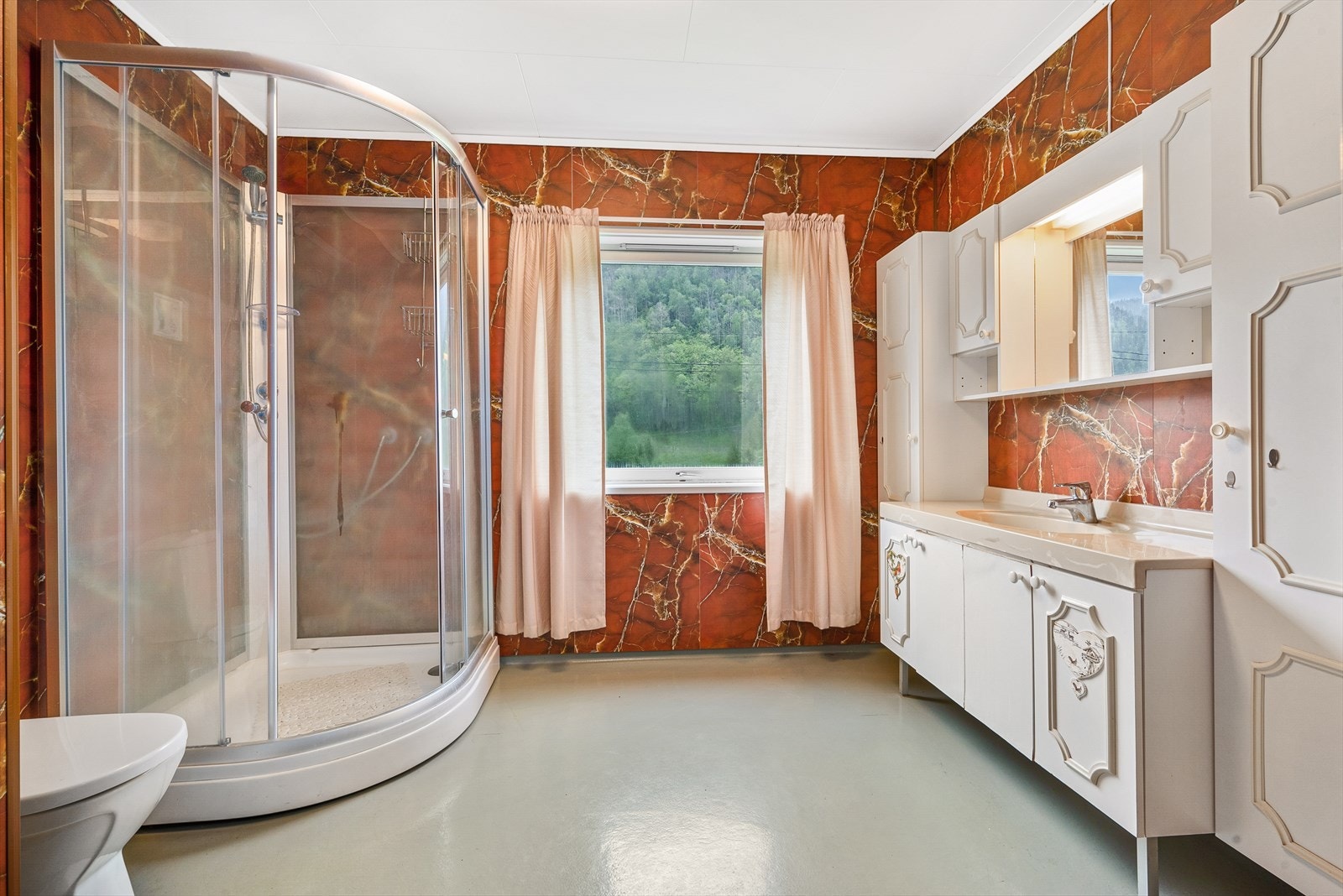 Badet er utstyrt med dusjkabinett, servantskap, wc og naturlig avtrekk Galleribilde