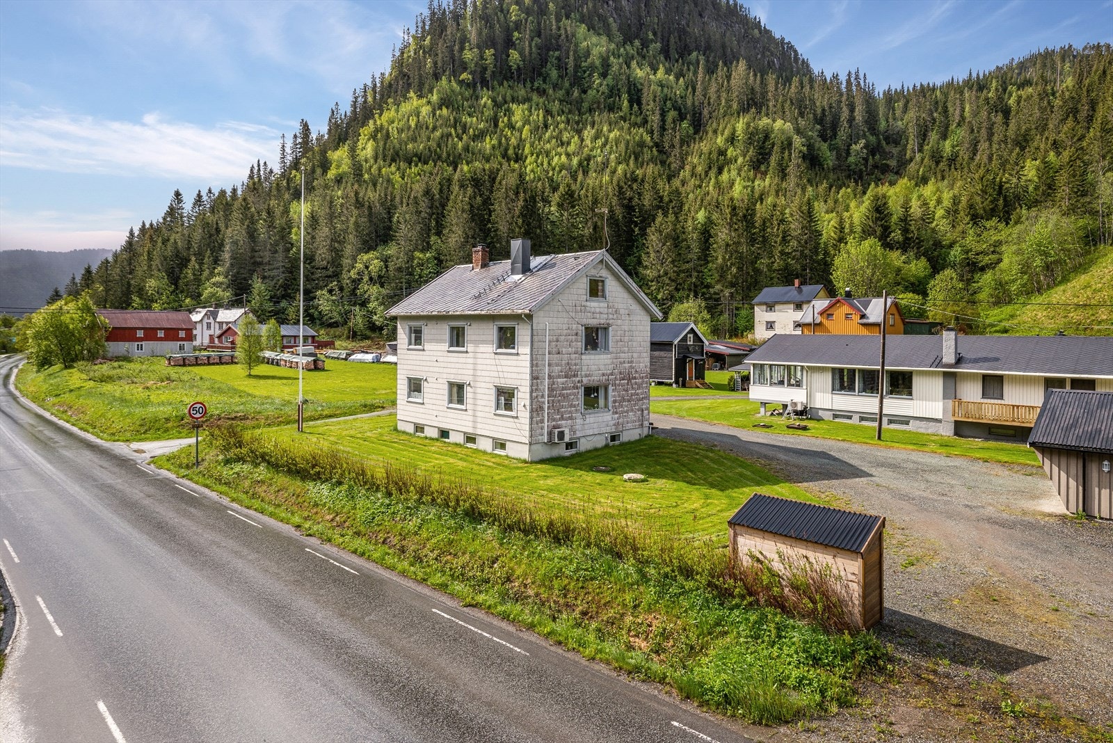 Omgivelsene er idylliske, preget av landbruk og store skogområder Galleribilde