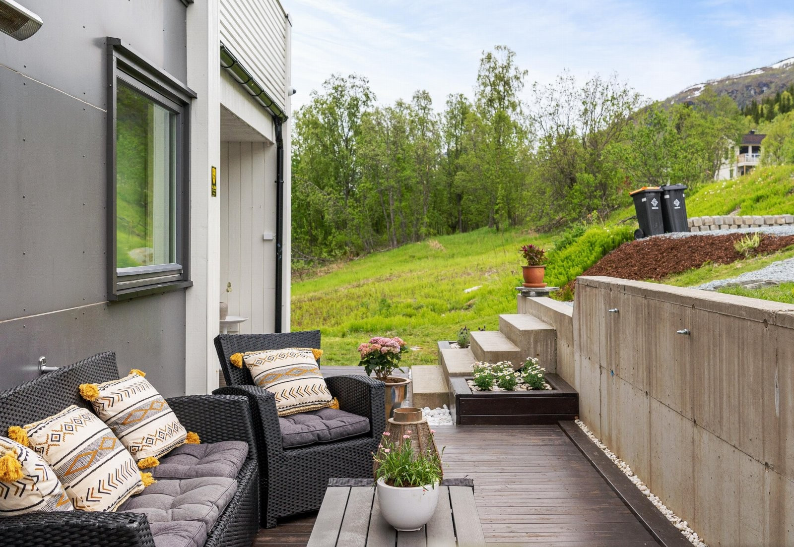 Boligen ligger i et svært solrikt område - her har du et perfekt sted for å nyte finværsdagene i Tromsø!