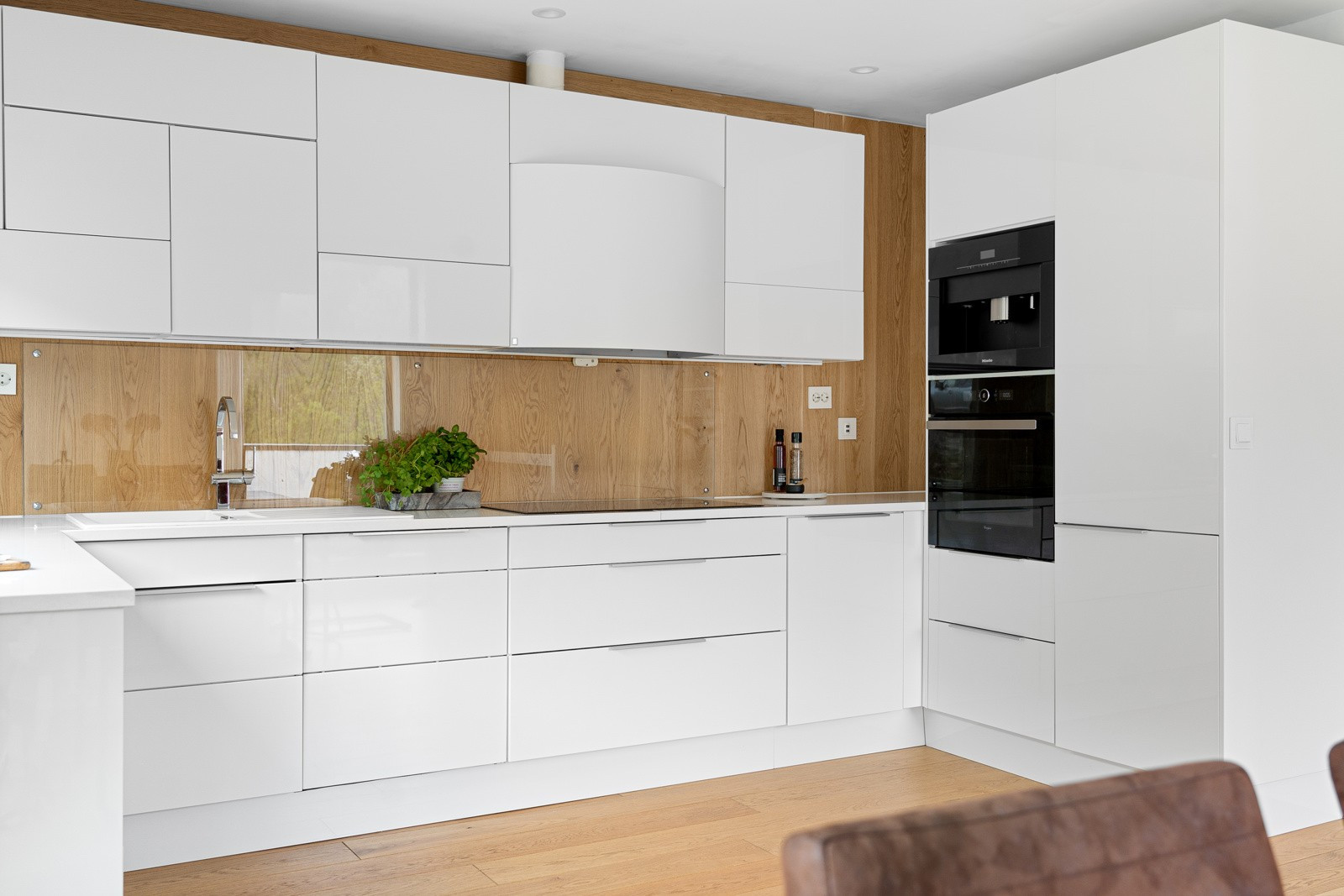 Kjøkkenet har kvaliteter som integrert kjøl/frys, stekeovn, koketopp, kaffemaskin og oppvaskmaskin.