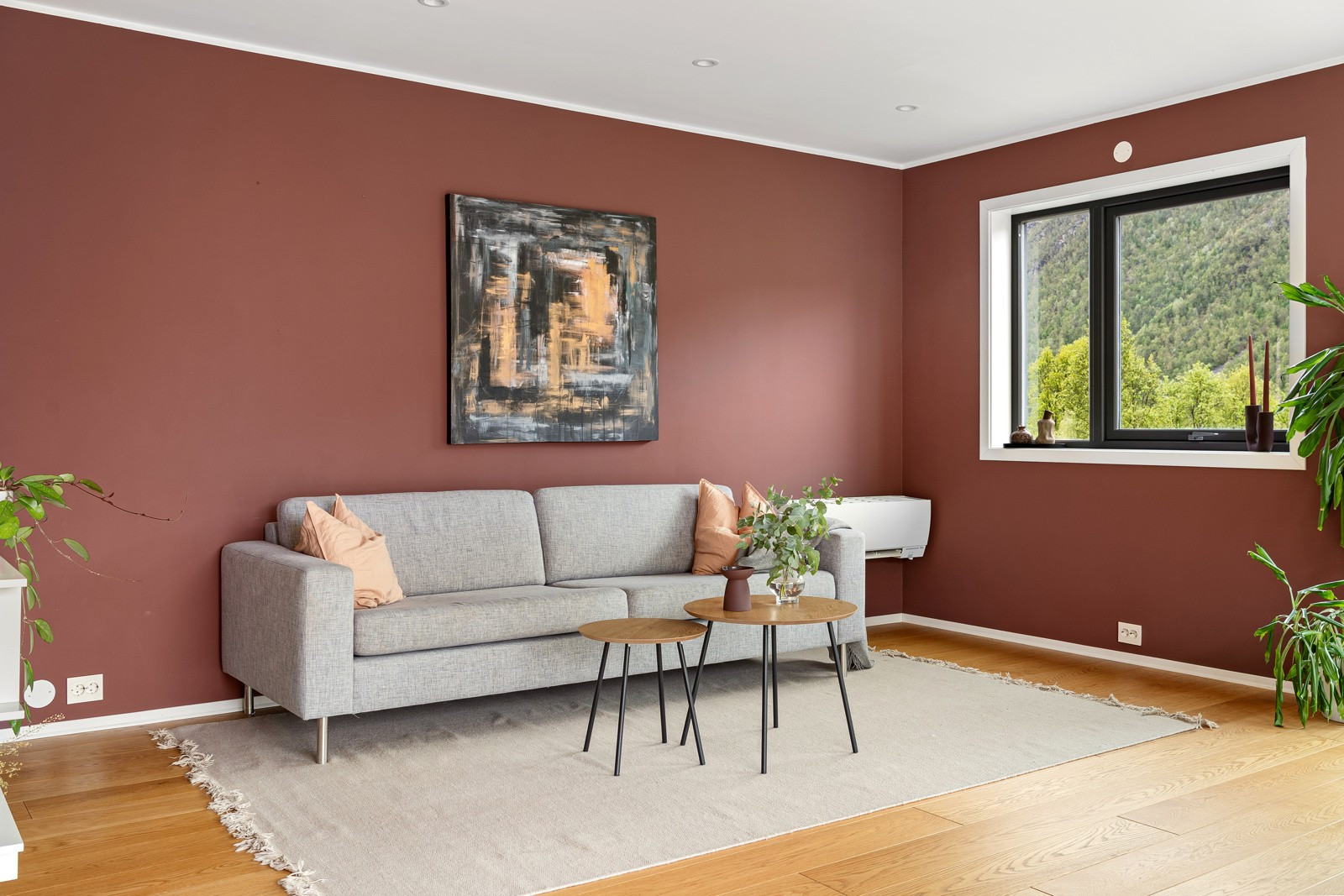 I stuen har du svært god plass til sofa med tilhørende sofabord og øvrig ønsket møblement.