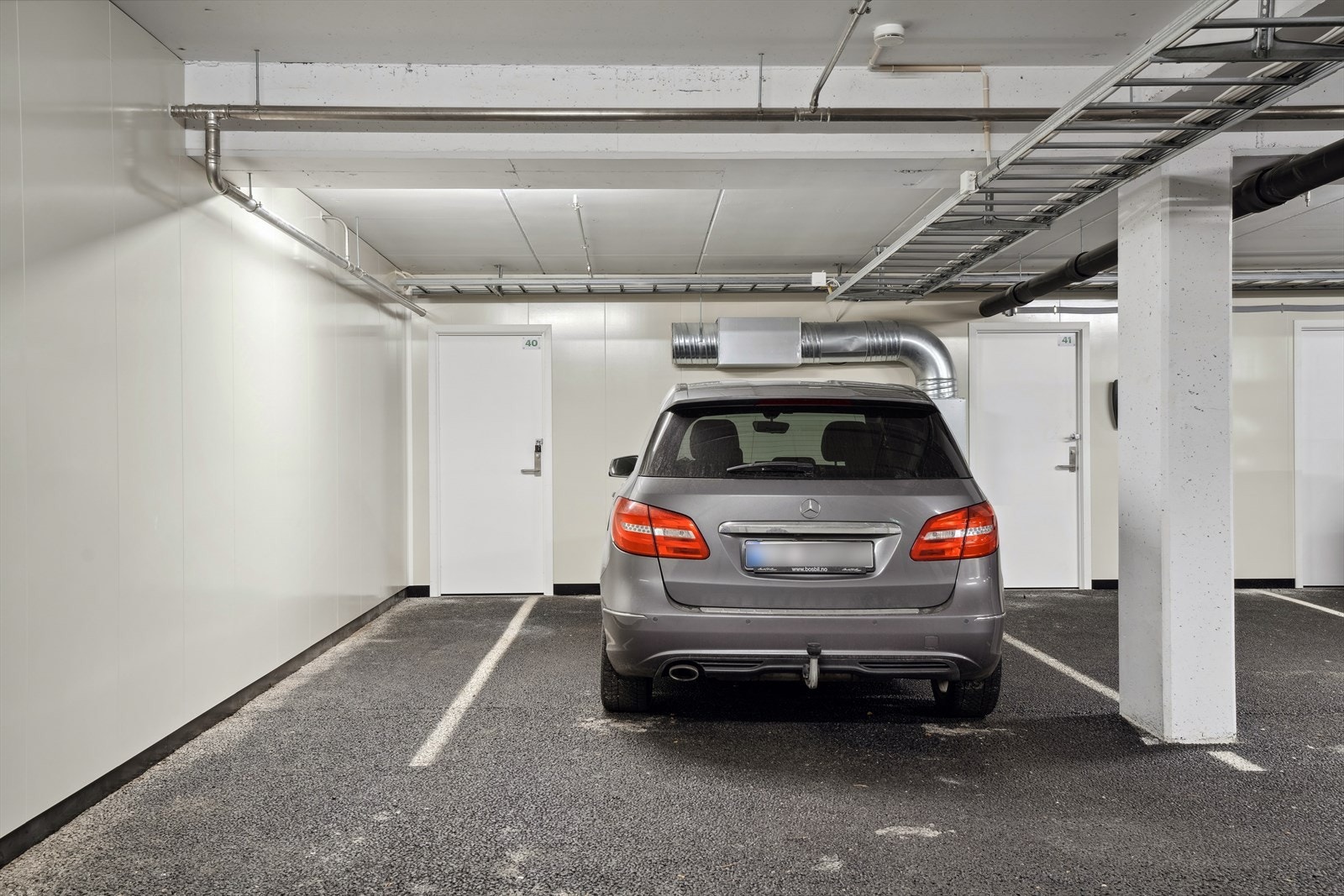 Privat p-plass i kjeller Galleribilde