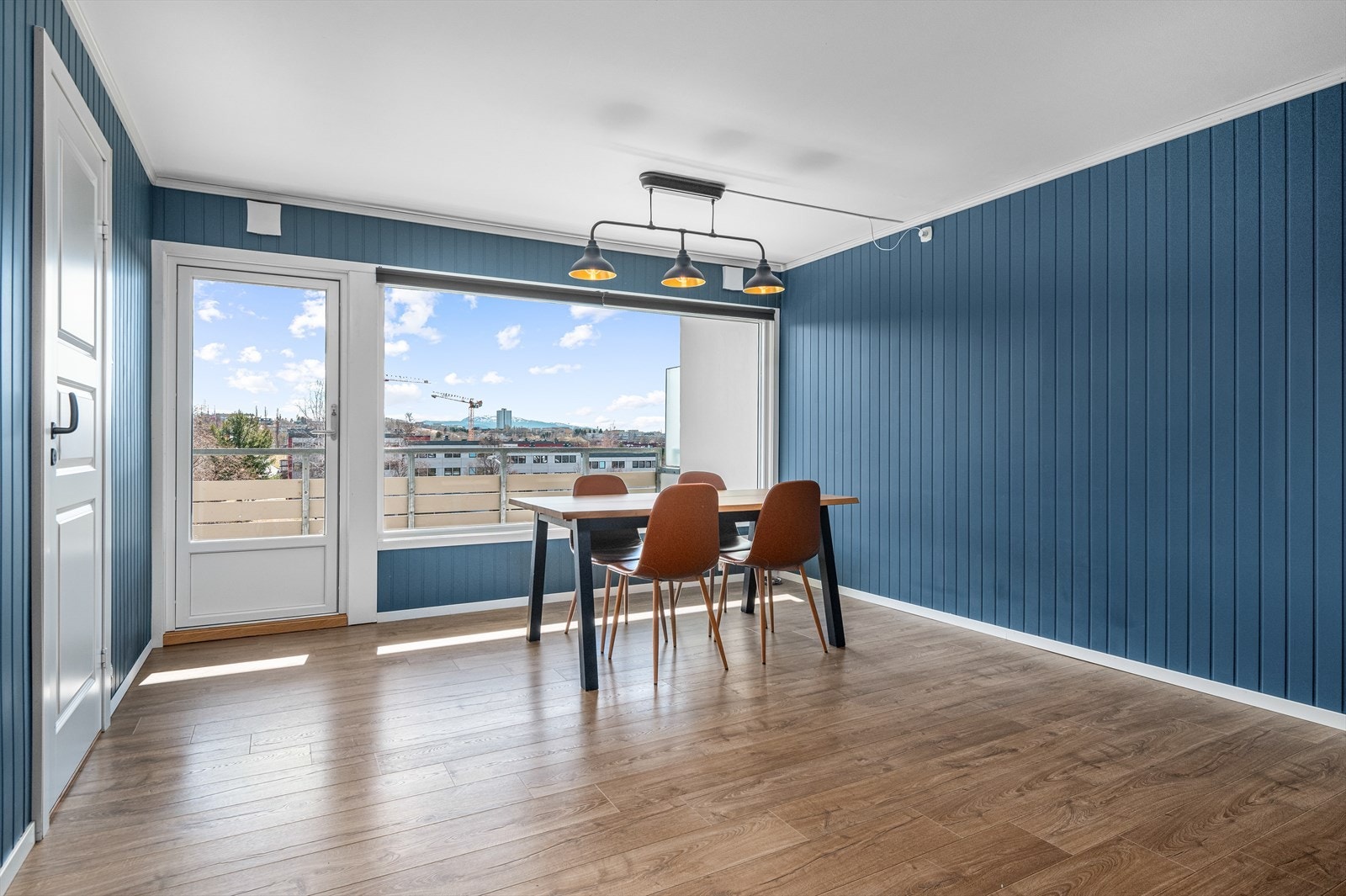 Allrommet har store vindusflater som tilføyer rikelig med naturlig lys, slik at rommet oppleves lyst og luftig. Her har man direkte utgang verandaen som enkelt fungerer som en forlengelse av rommet på sommerhalvåret. Galleribilde