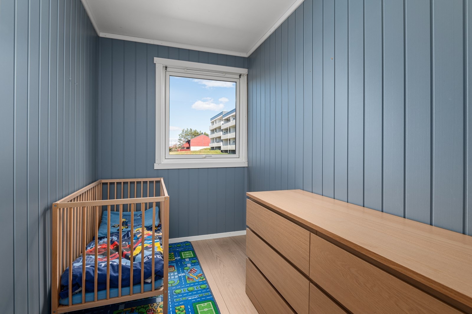 Boligens andre soverom på 8,5 m² har blitt brukt som barnerom av nåværende eiere. Rommet egner seg godt til. f.eks. omkledningsrom, kontor, gjesterom eller treningsrom. Galleribilde