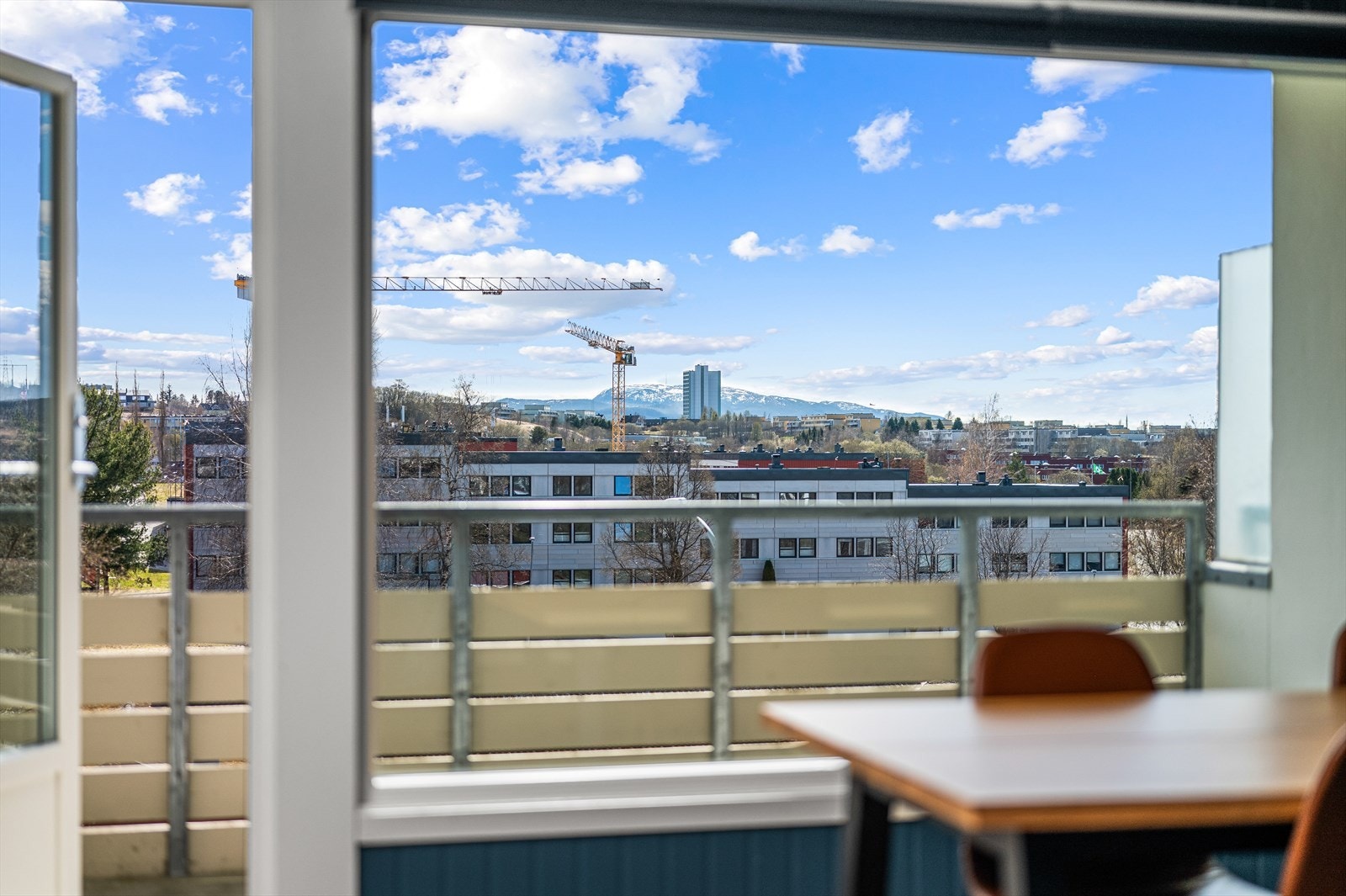 Leiligheten har en pen beliggenhet i byggets 2. etasje. Fra allrommet er det direkte utgang til egen overbygd veranda som byr på en en åpen utsikt utover nabolaget. Galleribilde
