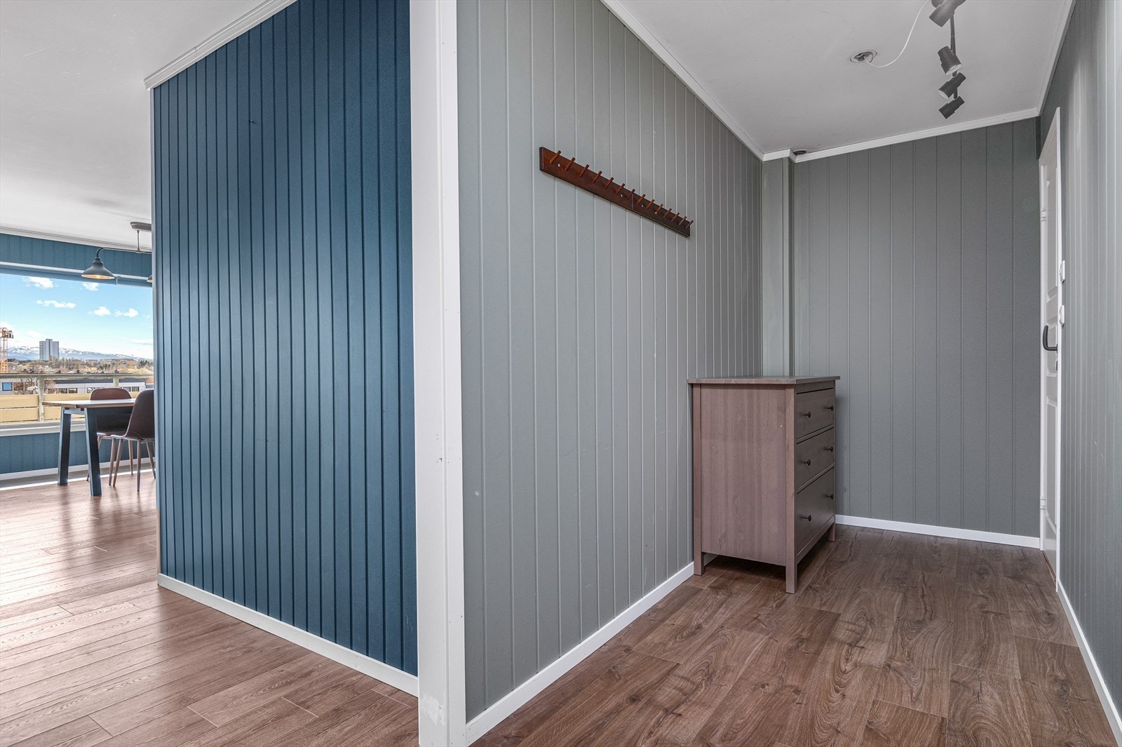 Leiligheten har en romslig entre på 8 m² hvor det er plass for eget oppheng for jakker, hyllesystem for sko, en kommode eller annet tilhørende møblement. Galleribilde
