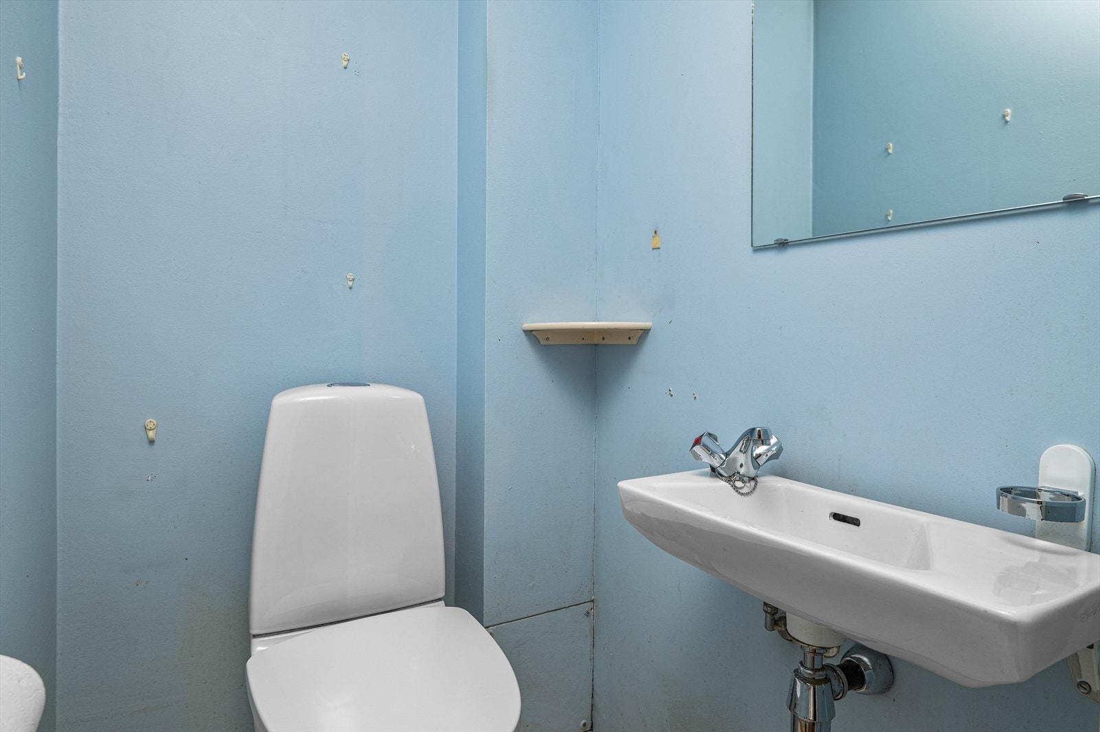 Det adskilte toalettrommet e utstyrt med WC og mekanisk avtrekk. Galleribilde