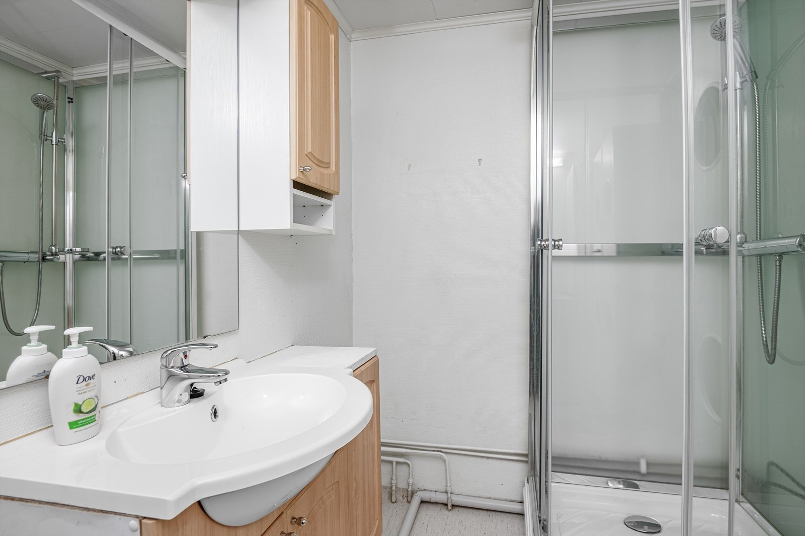 Boligen har adskilt baderom og WC. Baderommet på 3,5 m² har møbleringsmuligheter for et lite ekstra skap eller annet tilhørende møblement for oppbevaring av håndduker og baderomsartikler. Galleribilde
