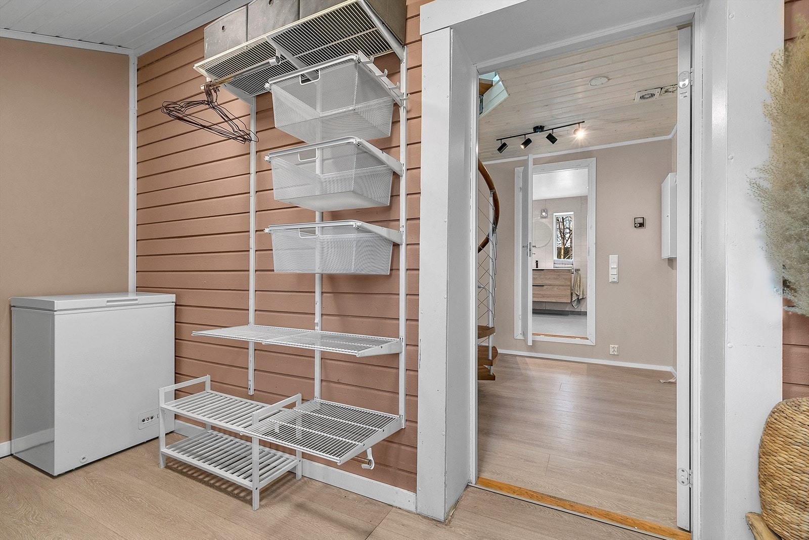 Entré med god plass for å henge av seg ytterklær. Galleribilde