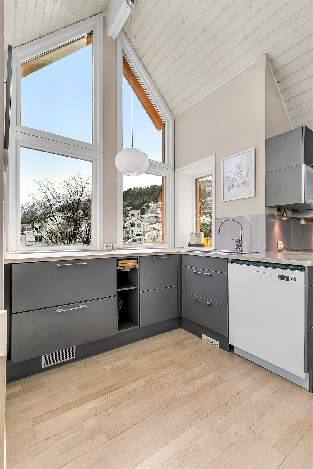 Hele stuen og kjøkkenet har spennende vinkler, og godt med lysinnslipp. Galleribilde