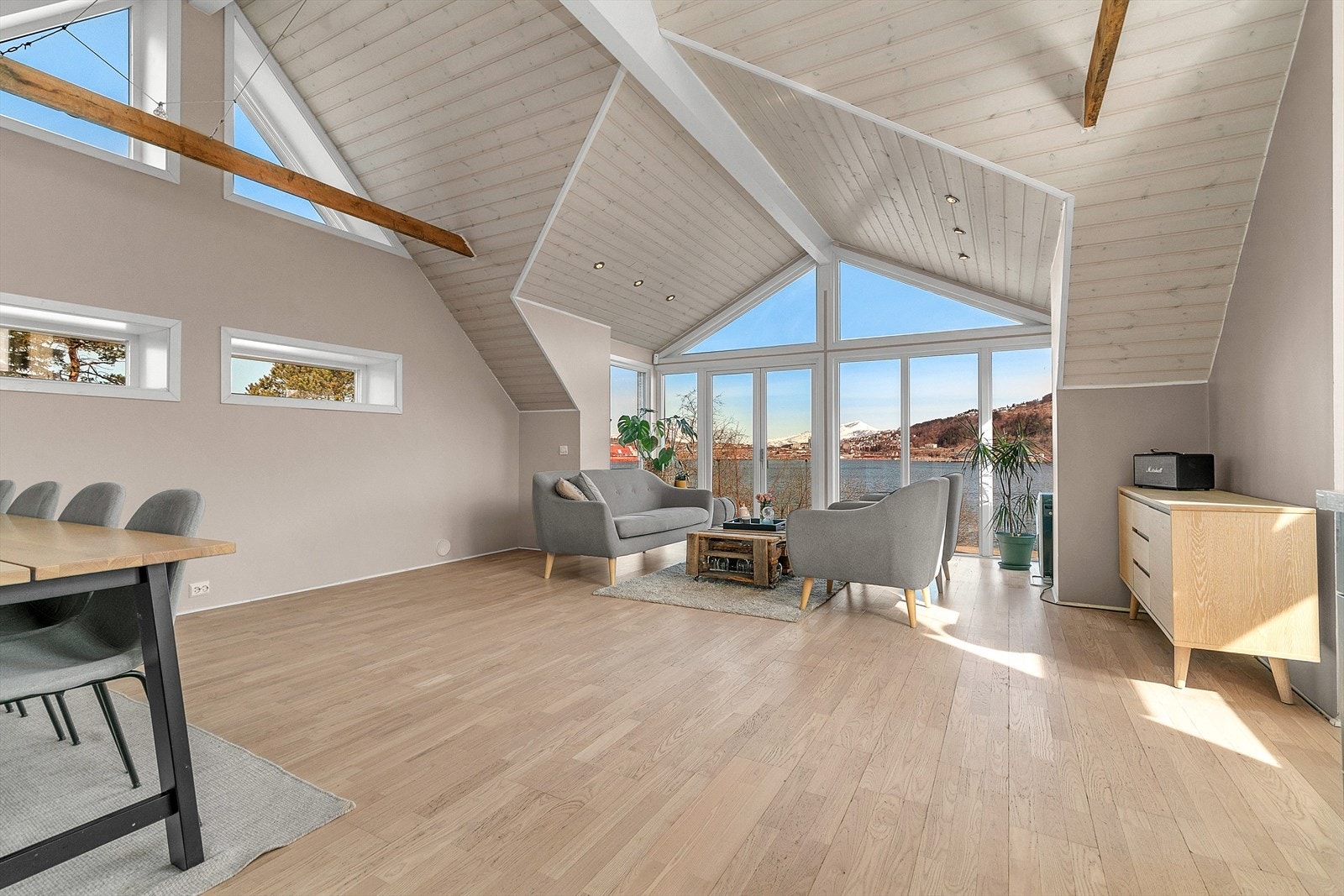 Legg merke til vinduene opp mot taket! Galleribilde