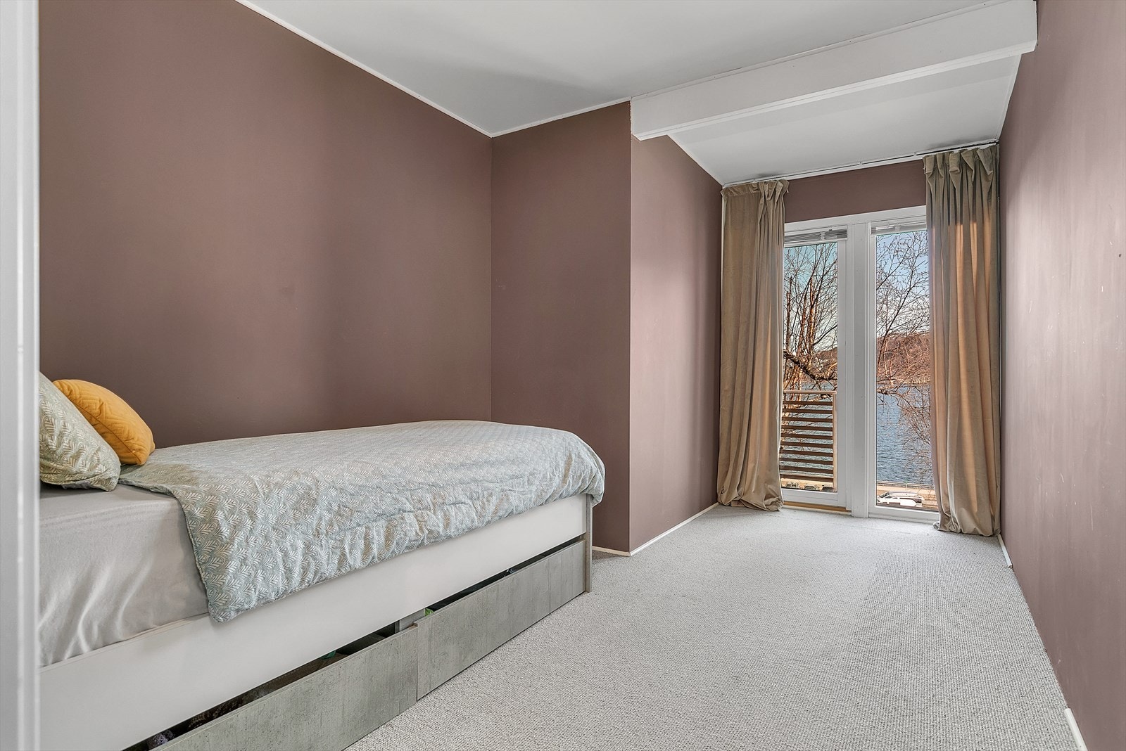 Soverom 1. Teppegulv, godt med lysinnslipp. Galleribilde