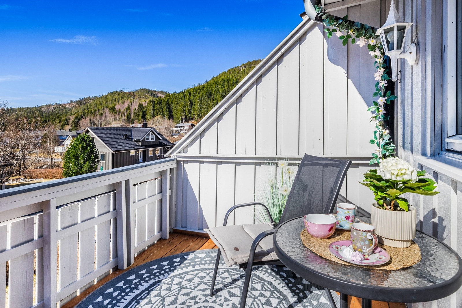 Skjermet veranda med plass til utemøbler Galleribilde