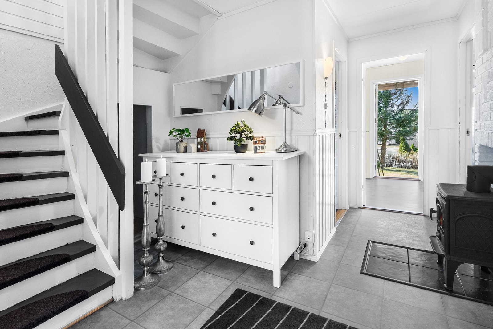 1. etasje består av vindfang, entré, 2 soverom, vaskerom, bad og 2 boder Galleribilde