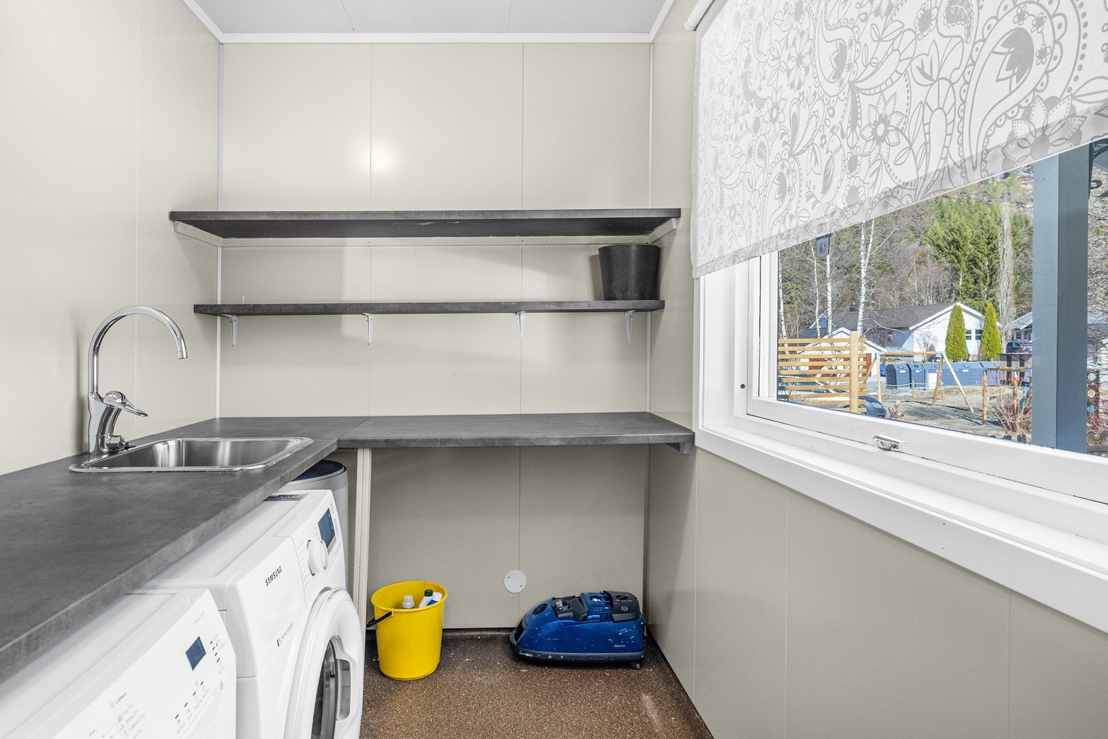 Vaskerom med våtromsplater på veggene og belegg på gulvet Galleribilde