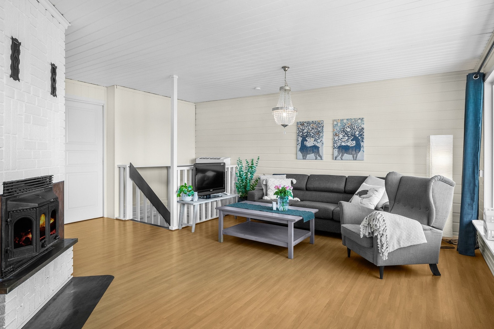 2. etasje består av stue, kjøkken og innredet rom Galleribilde