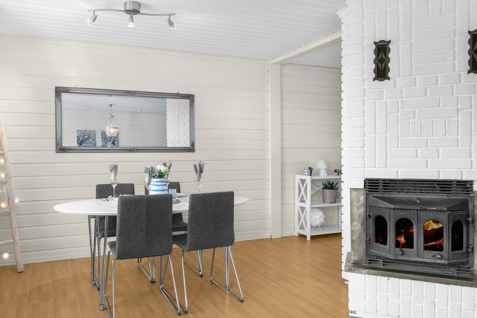 Peis med innsats gir en lun og god varme. Det er installert varmepumpe i 2021 Galleribilde