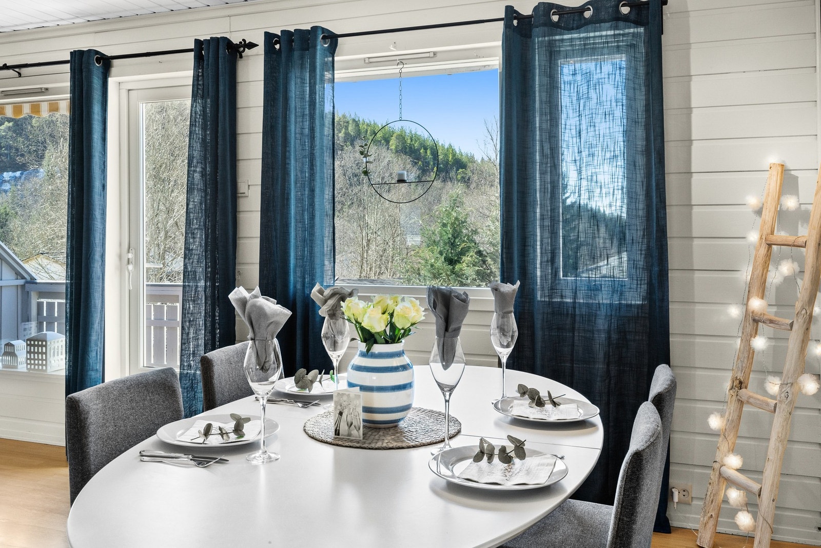 Hyggelig sone for spisegruppe i nærhet til kjøkken Galleribilde