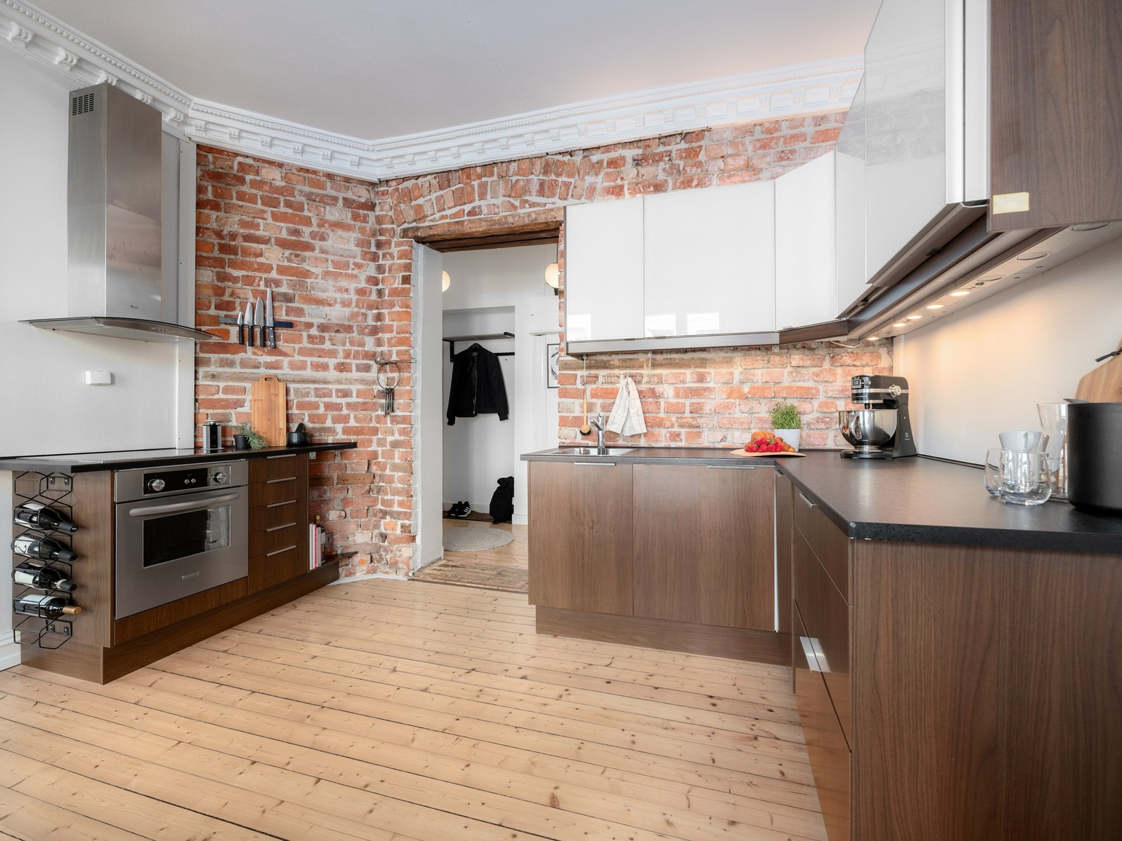 Innredningen har slette fronter og benkeplate av laminat. Under overskapene er det satt inn belysning og stikkontakter. Galleribilde