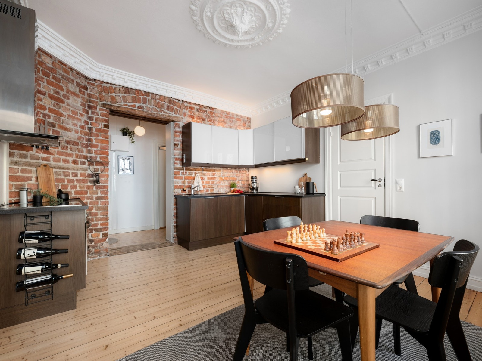 Stort og innbydende kjøkken med god plass til et spisebord! Galleribilde