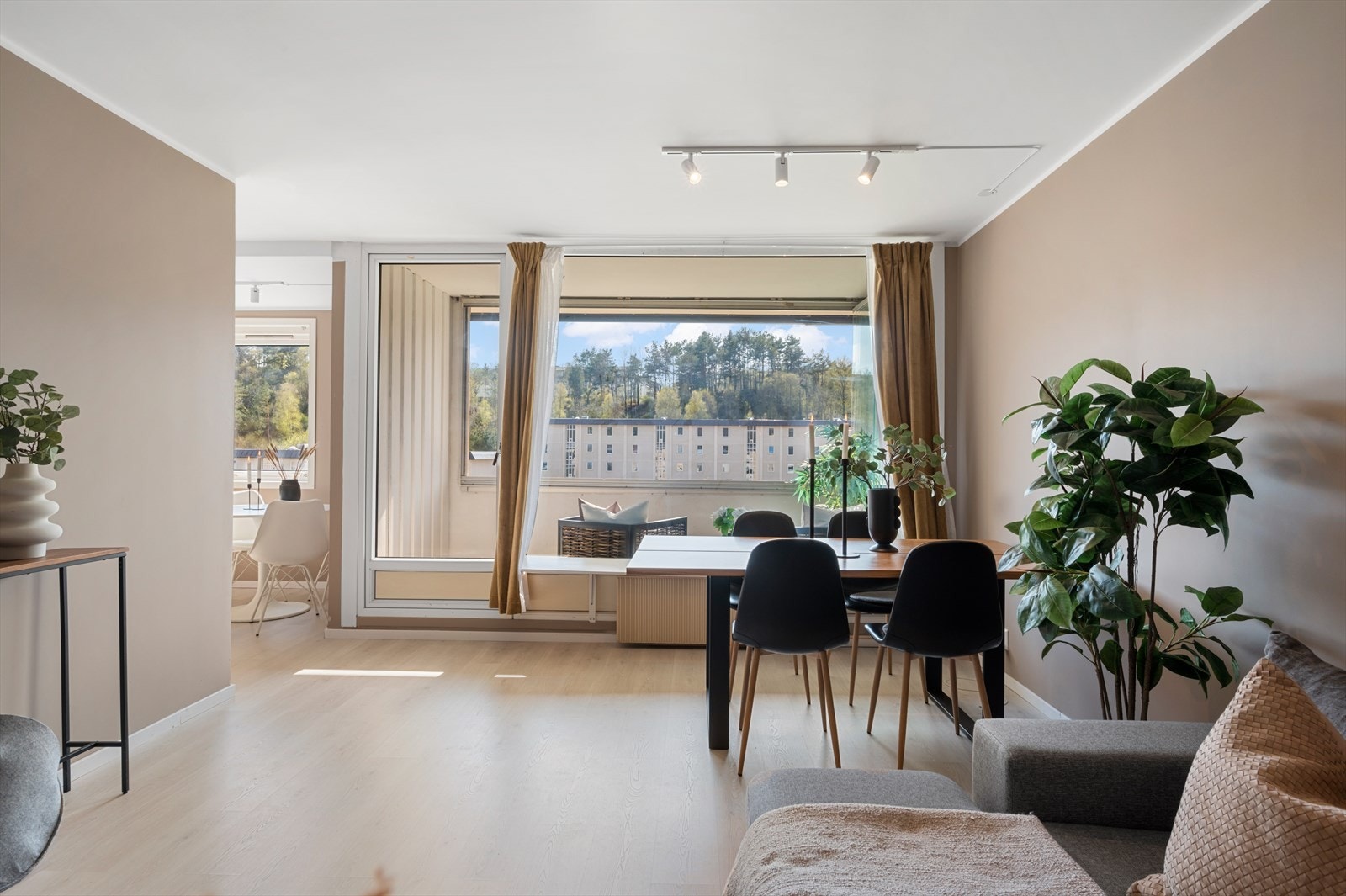 - Her har du god plass til både sofagruppe og spisebord i hver sin naturlige sone - Galleribilde