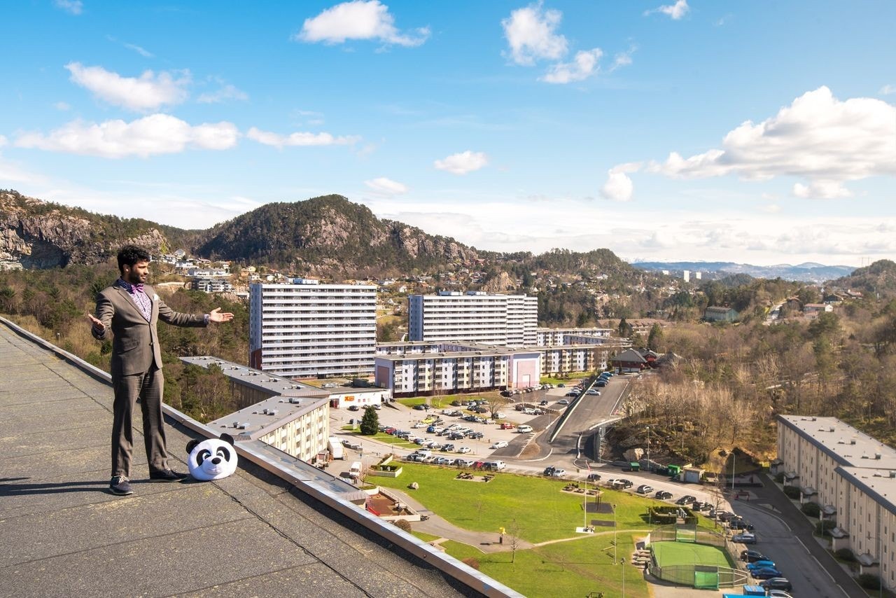 - Vadmyra ligger 9 km vest for Bergen sentrum, vokste frem som en drabantby tidlig i 1970-årene og fremstår i dag som et tettbygd dalføre av blokker - Galleribilde