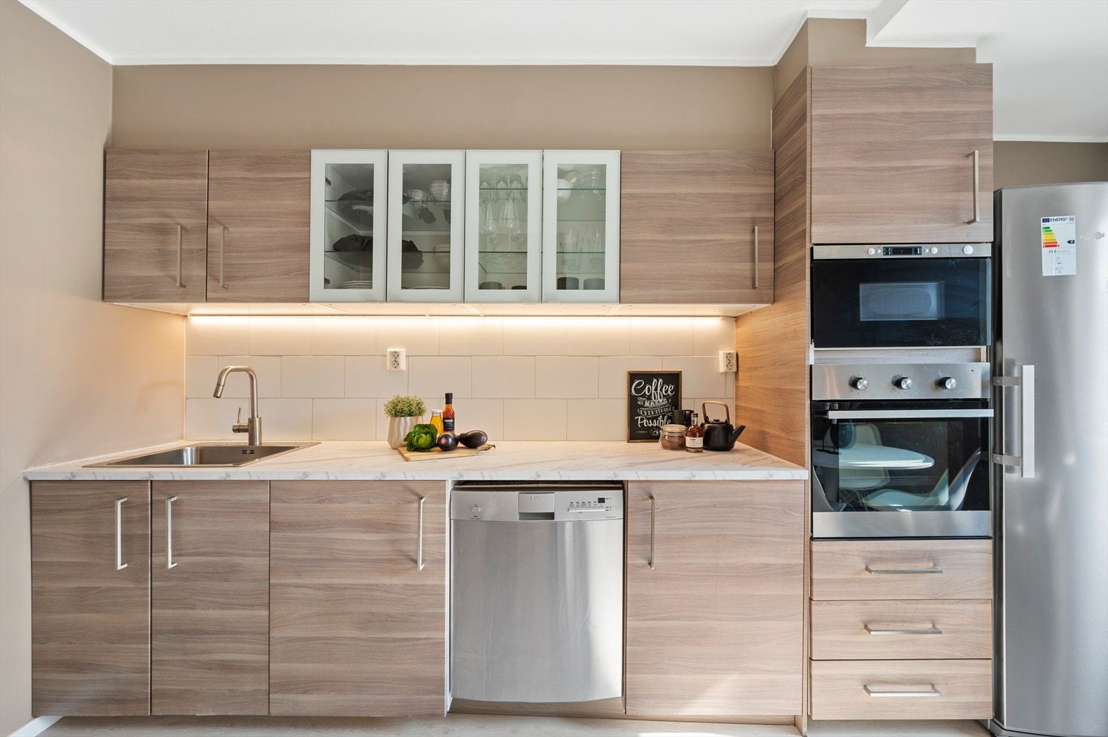 - Kjøkkeninnredning med slette fronter og laminat benkeplate. Nytt i 2015 - Galleribilde