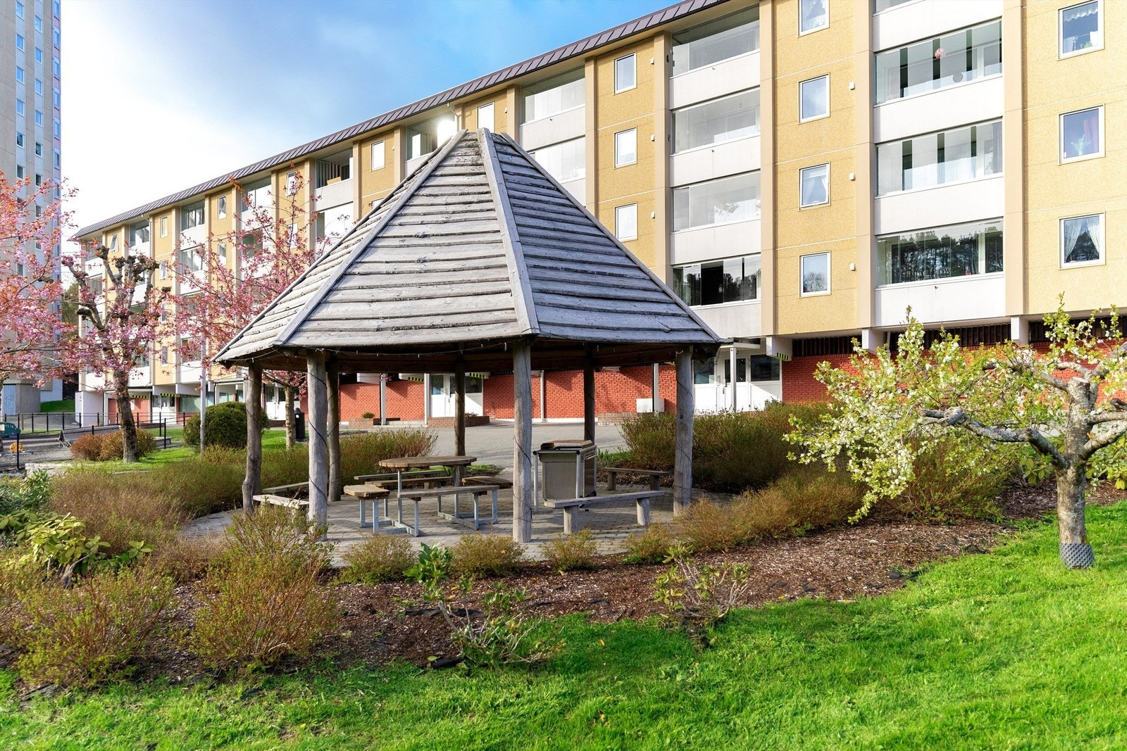 - Grillhuset ligger i Vestre og er et flott om sommeren når solen skinner høyt - Galleribilde