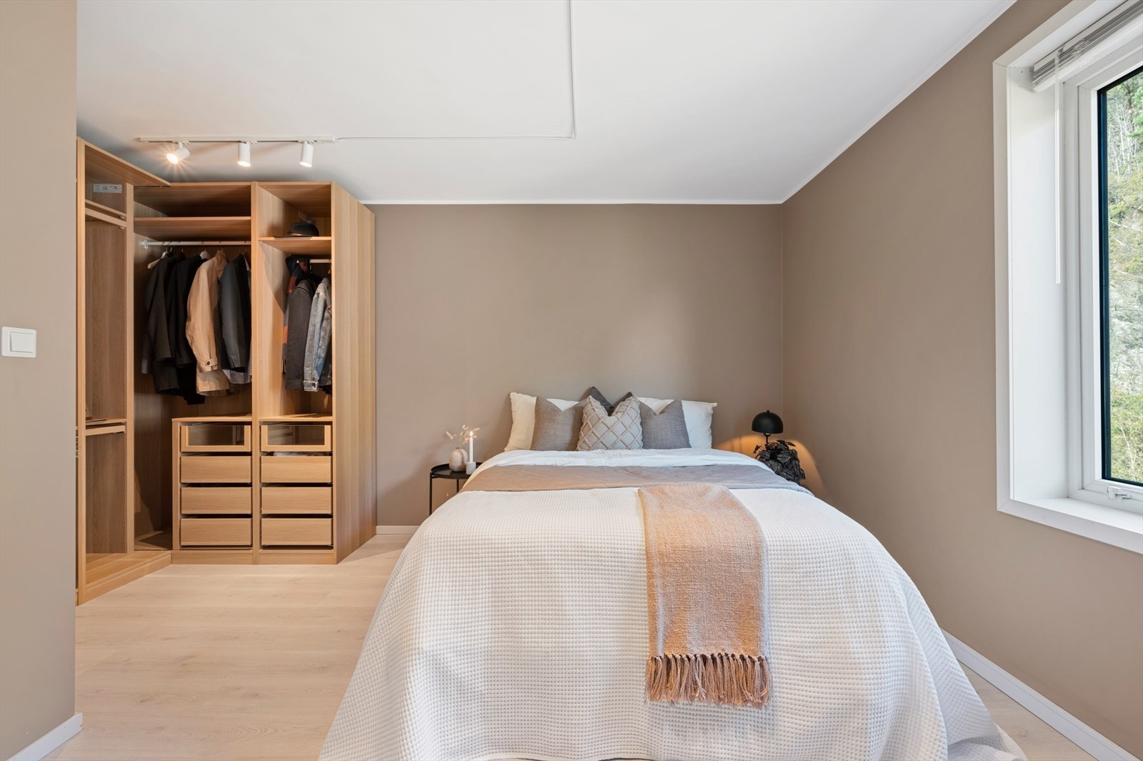 - Her er det god plass til seng i ønsket størrelse, samt en romslig garderobeløsning - Galleribilde