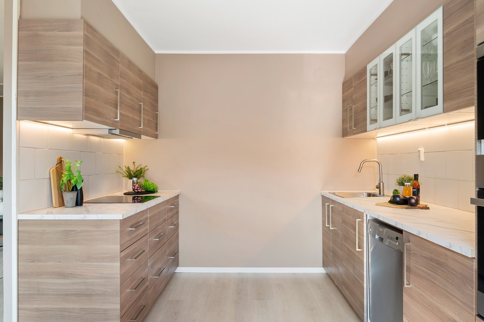 - Kjøkkenet har rikelig med skap- og benkeplass - luksus! - Galleribilde