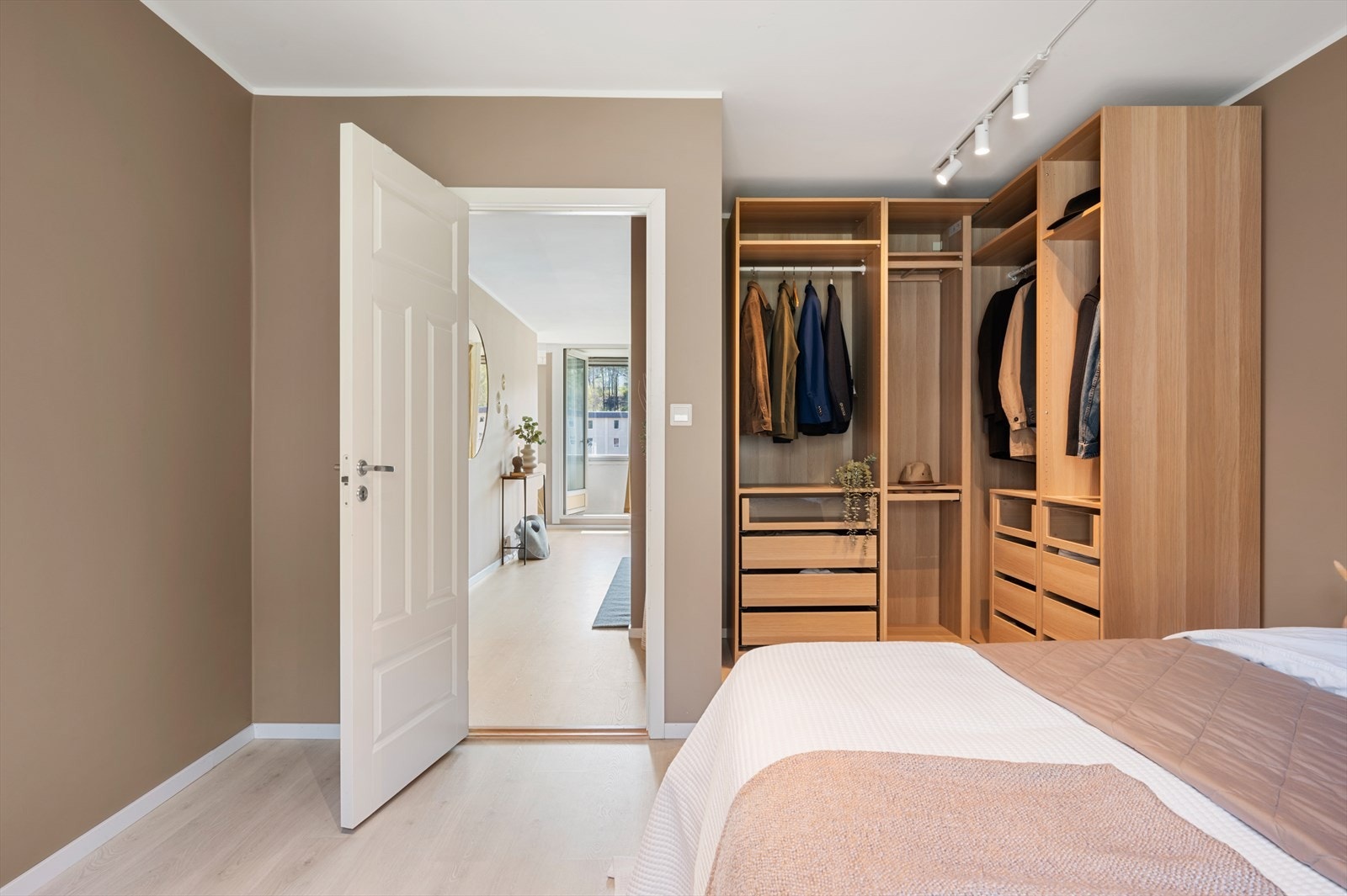 - Den delen av soverommet hvor det i dag er walk-in, er opprinnelig byggemeldt som kott (ikke godkjent for varig opphold) - Galleribilde