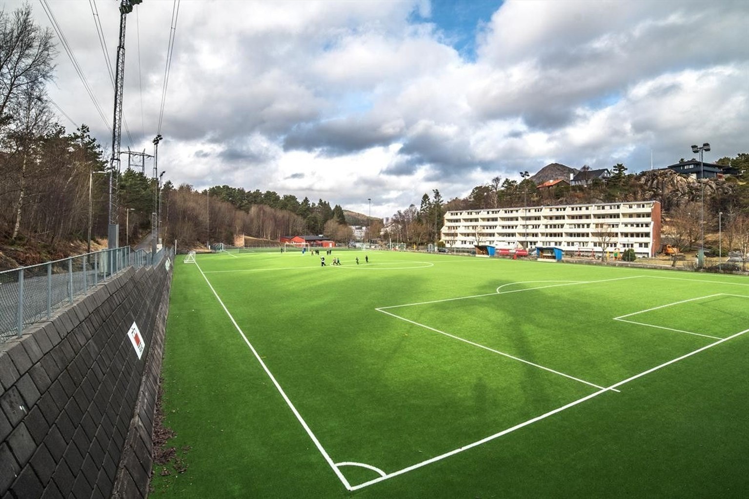 - Vadmyrabanen ligger i Lyngfaret og var opprinnelig en grusbane. I 2000 ble det lagt kunstgress med god hjelp fra noen lokale helter som Wangen fra Fjorden - Galleribilde