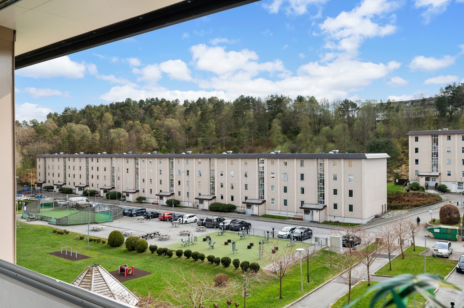 - Fra balkongen har du fri utsikt over nærområdet og de flotte fellesarealene - uten innsyn! - Galleribilde