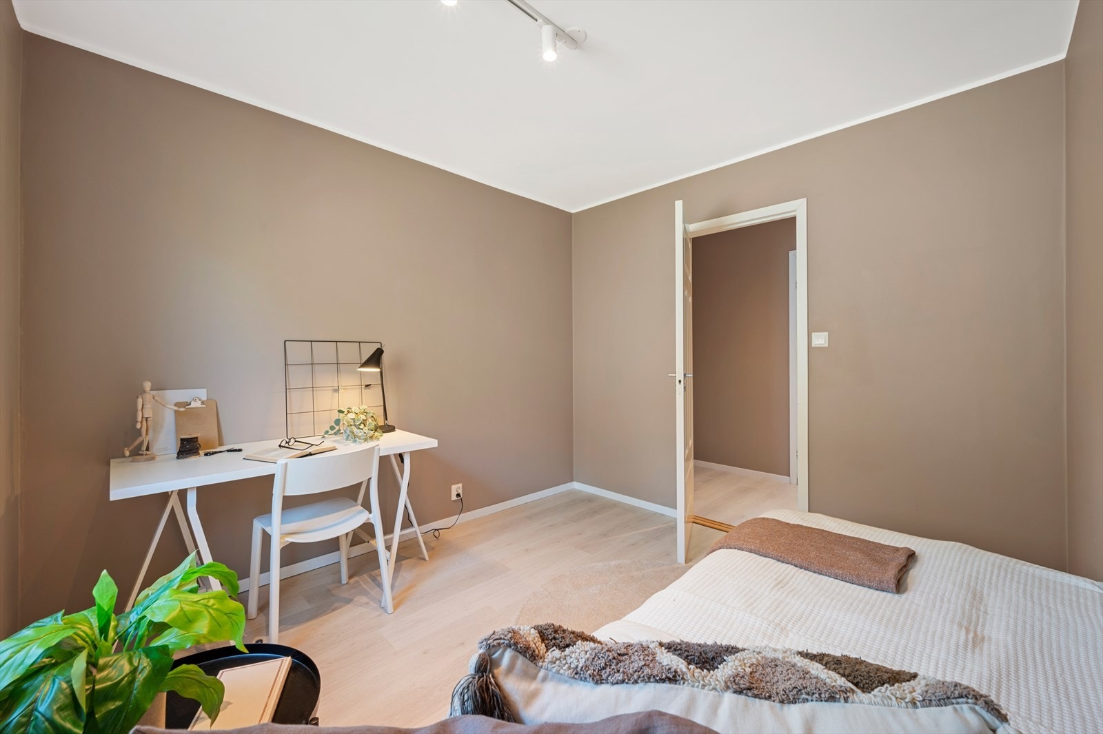 - Her er det god plass til både seng, skrivebord og oppbevaringsløsninger om ønskelig - Galleribilde