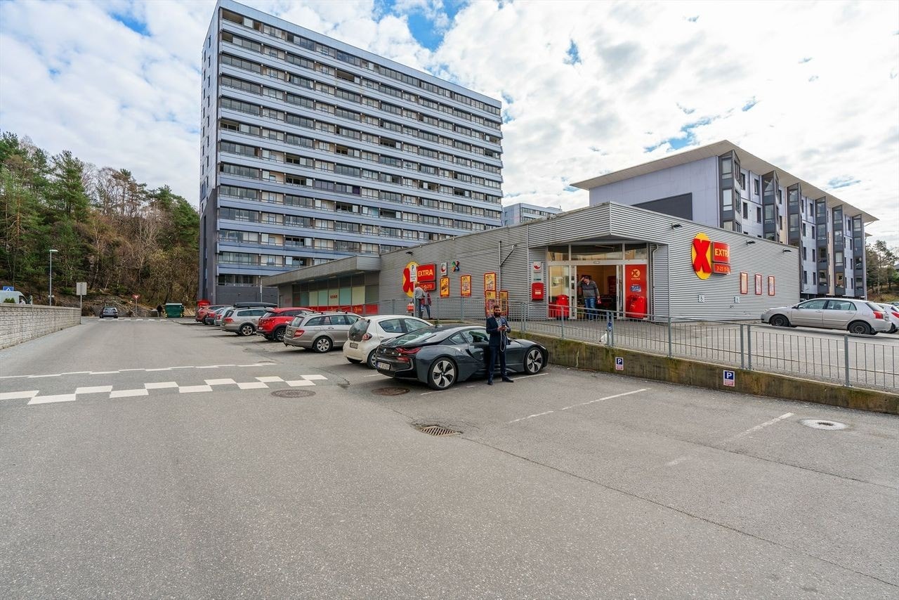 - Nærbutikken Coop Extra ligger i tøffelavstand fra leiligheten. For oss som bodde her på 90 tallet vil butikken alltid kalles for Prix'en - Galleribilde