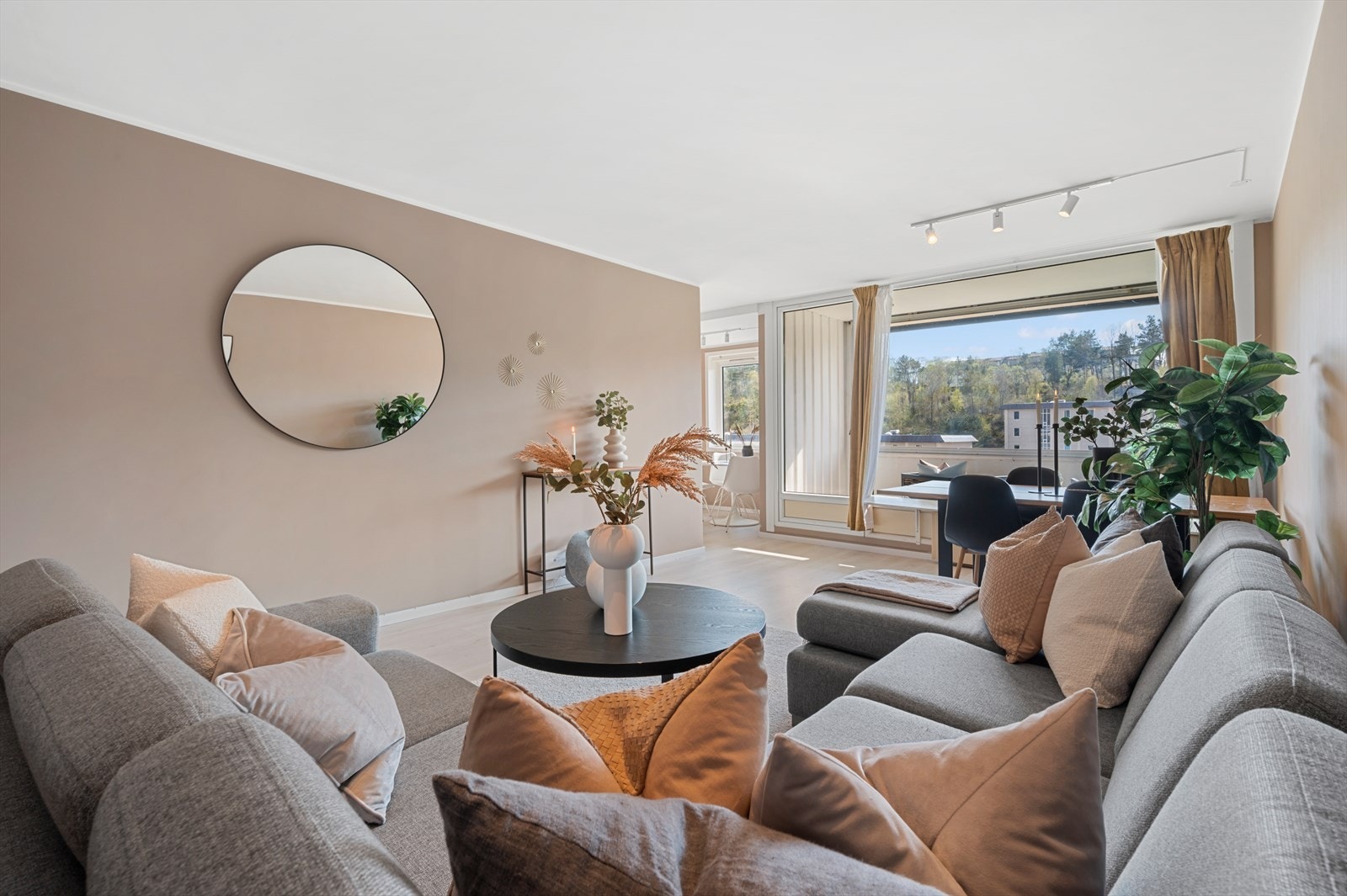 - Innvendig holder leiligheten en gjennomgående god og moderne standard - Galleribilde