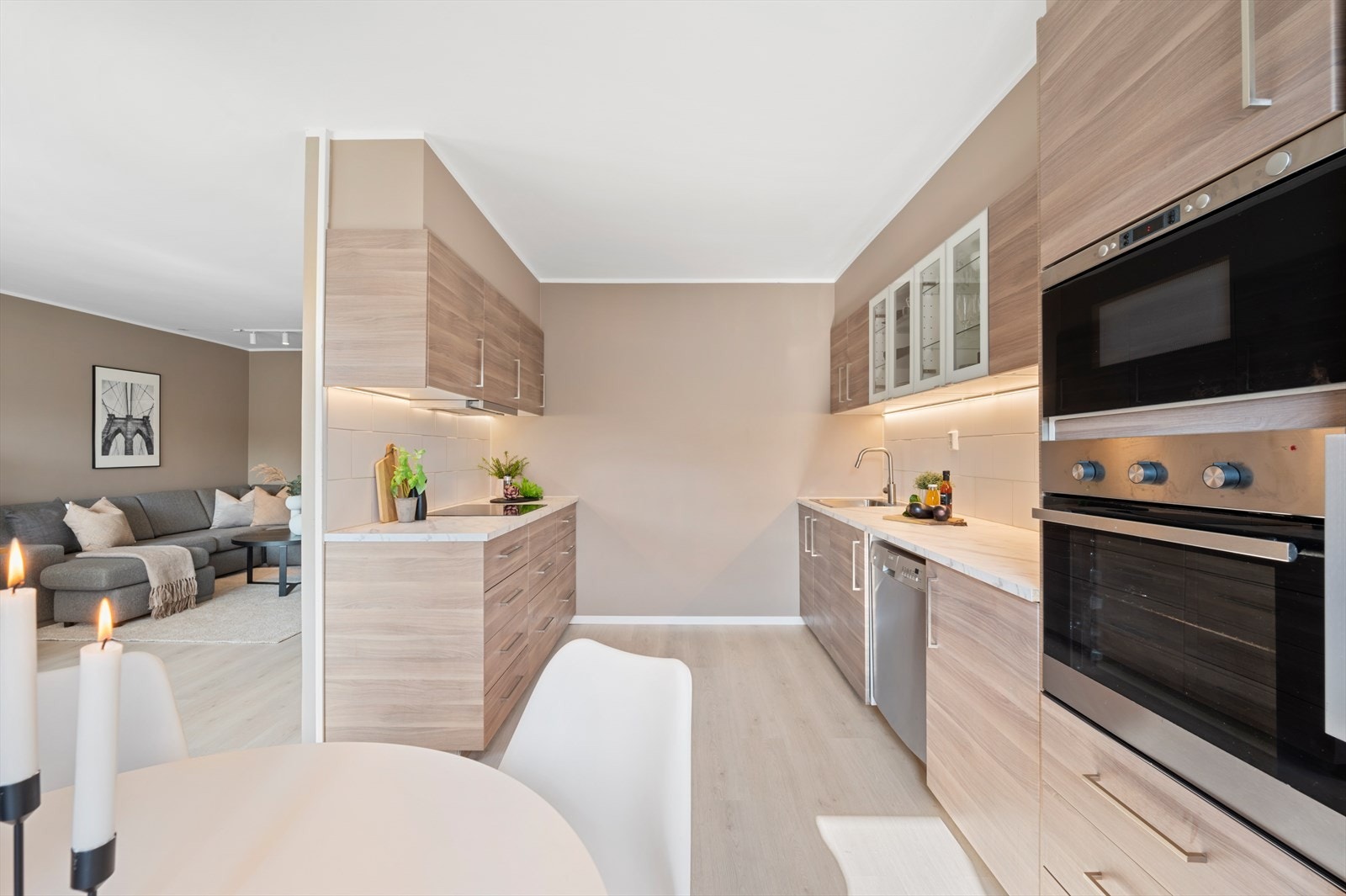 - Den delvis åpne løsningen mellom stue/kjøkken gjør matlagingen til en sosial aktivitet - Galleribilde