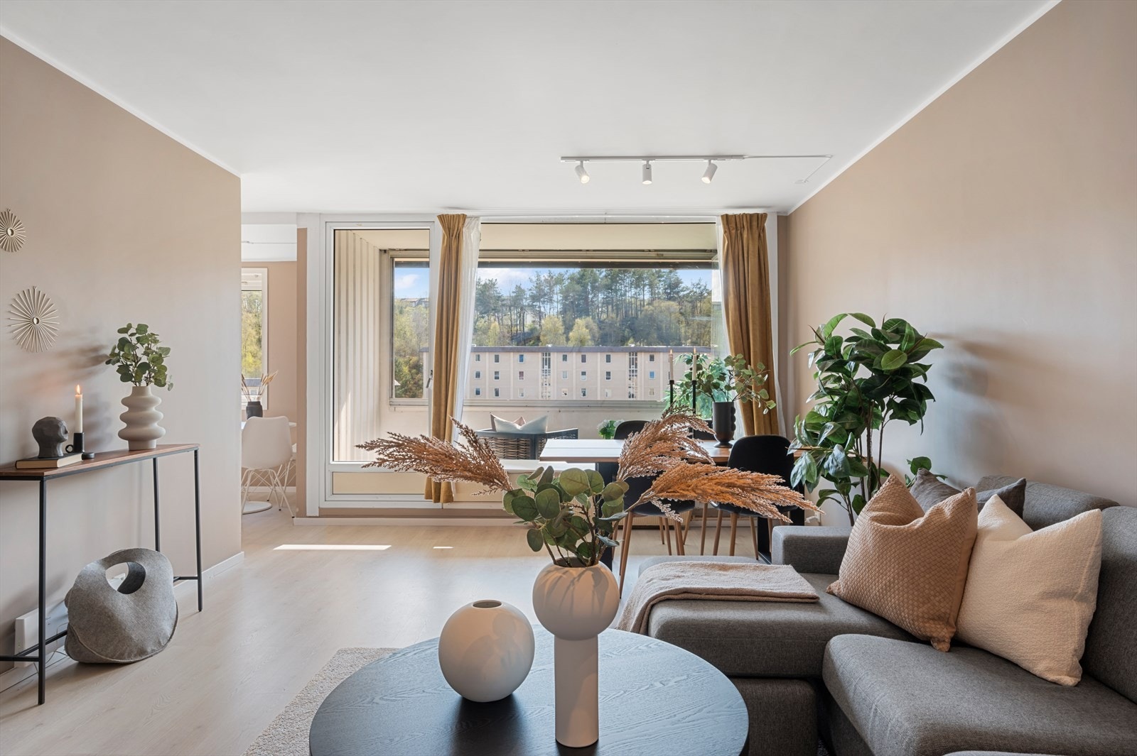 - I 2023 ble det lagt nytt laminatgulv i hele leiligheten, som sørger for et nydelig helhetsinntrykk - Galleribilde