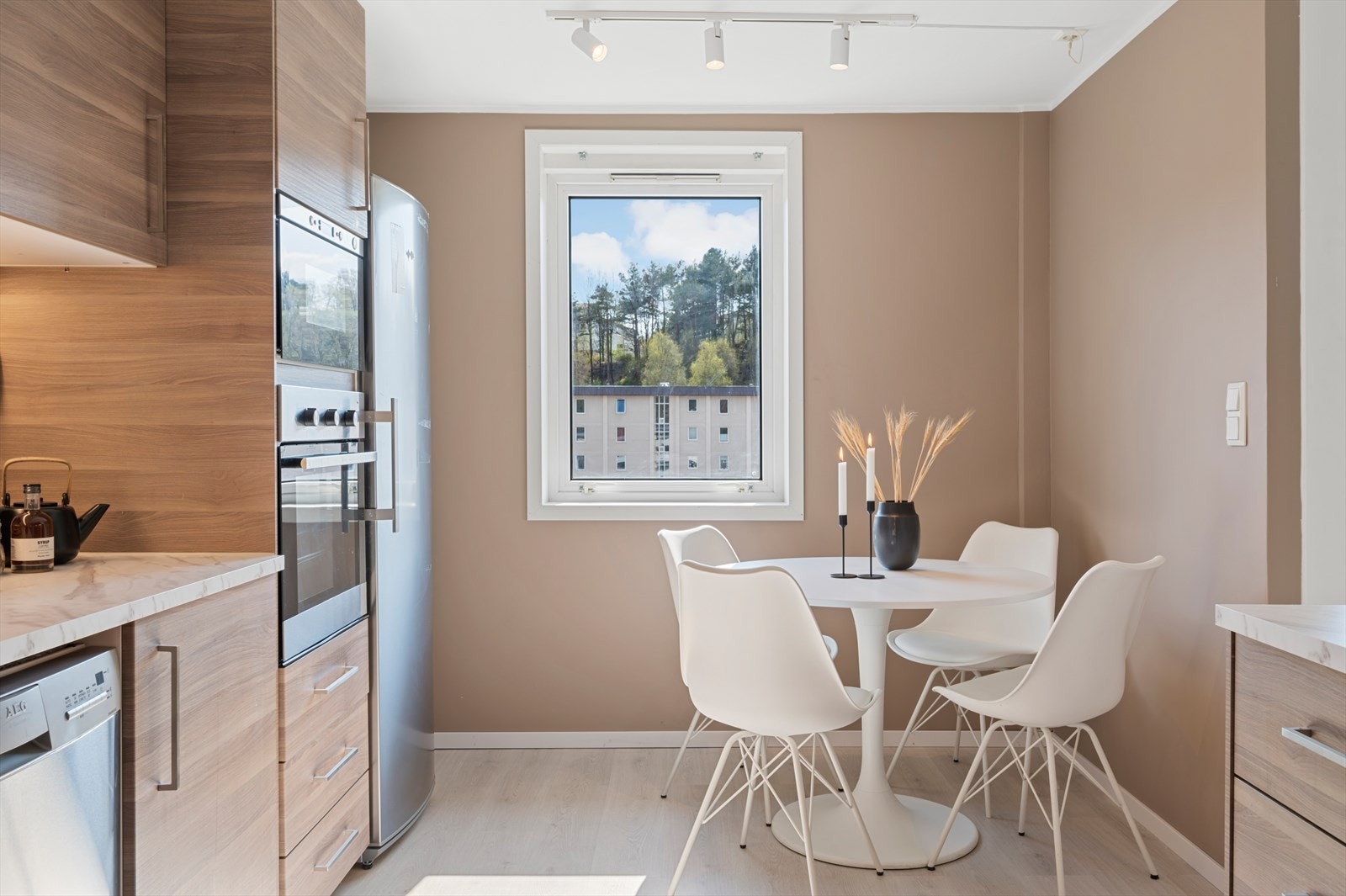 - Her er det også plass til et hyggelig frokostbord om ønskelig - Galleribilde