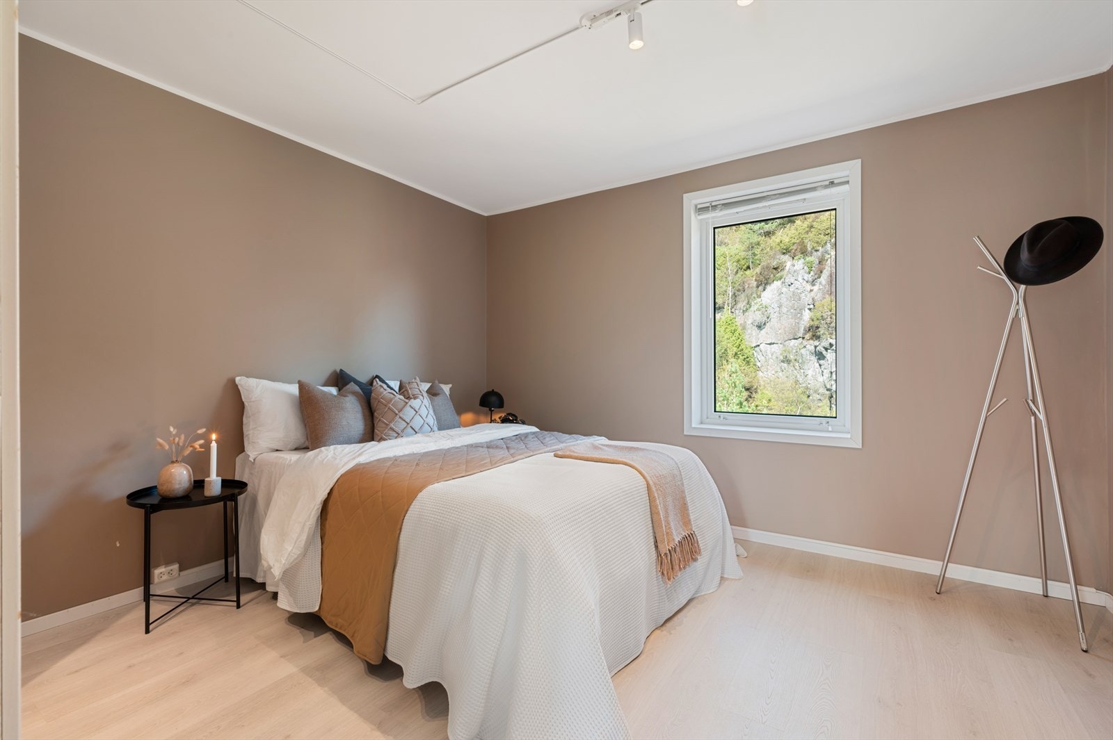 - Hovedsoverommet er av svært god størrelse, og måler 15,1m² - Galleribilde