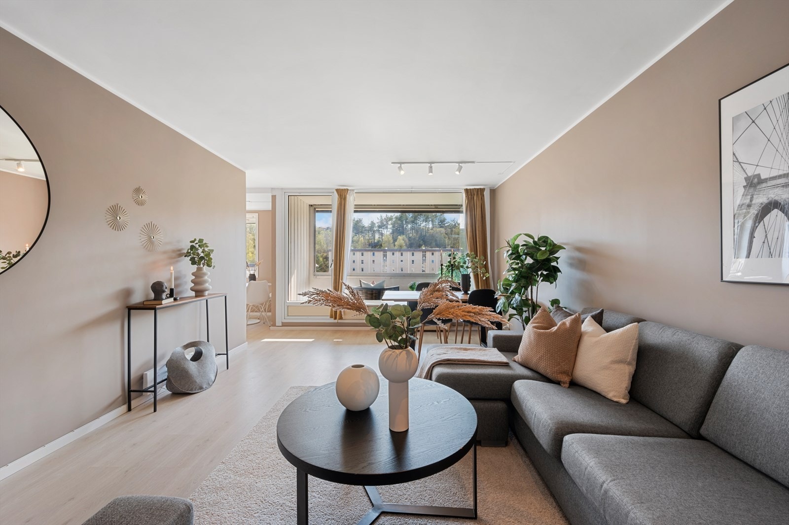 - De generøse vindusflatene sørger for rikelig med verdifullt lysinnslipp og en luftigere romfølelse - Galleribilde