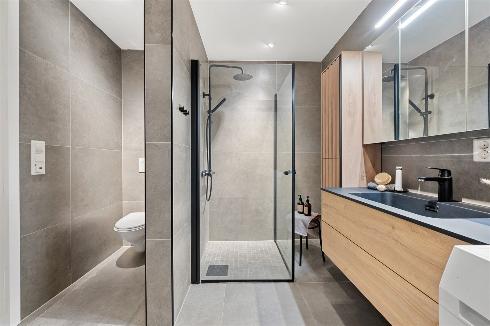 - Merk deg oppbevaring i både servant- og speilskap, samt tilhørende høyskap - Galleribilde