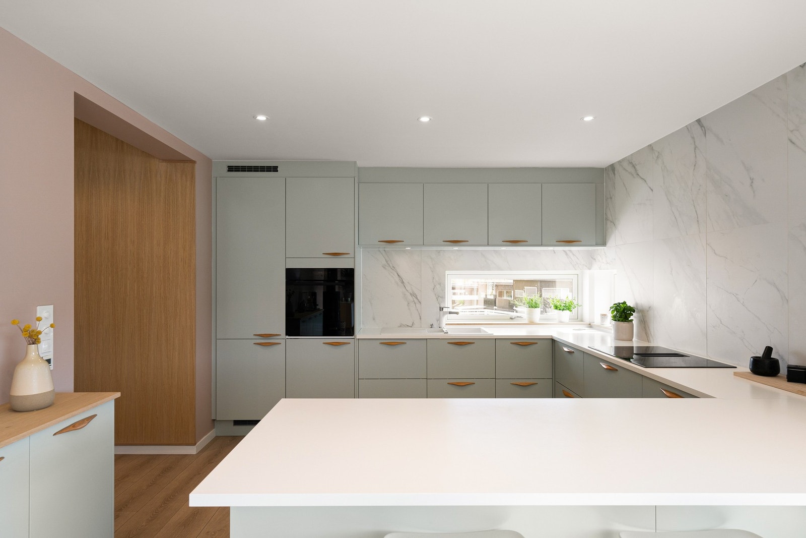 Integrerte spotter i overskap Galleribilde