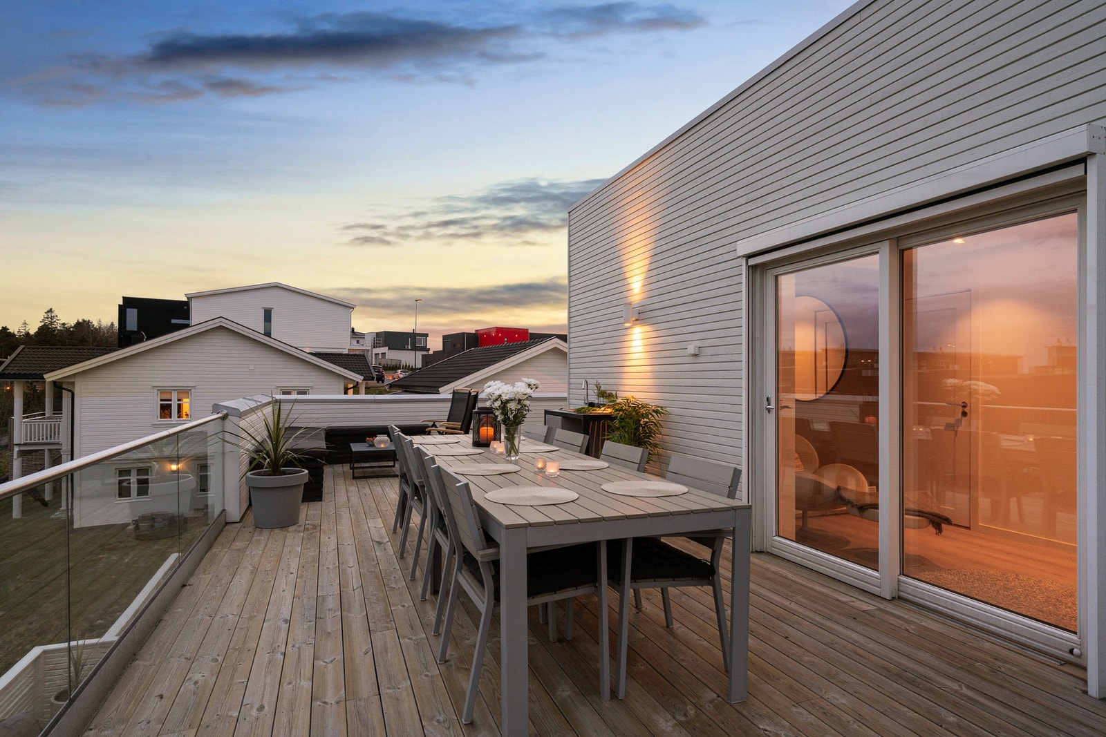 Det er zip-screens på husets østvendte dører og vinduer Galleribilde