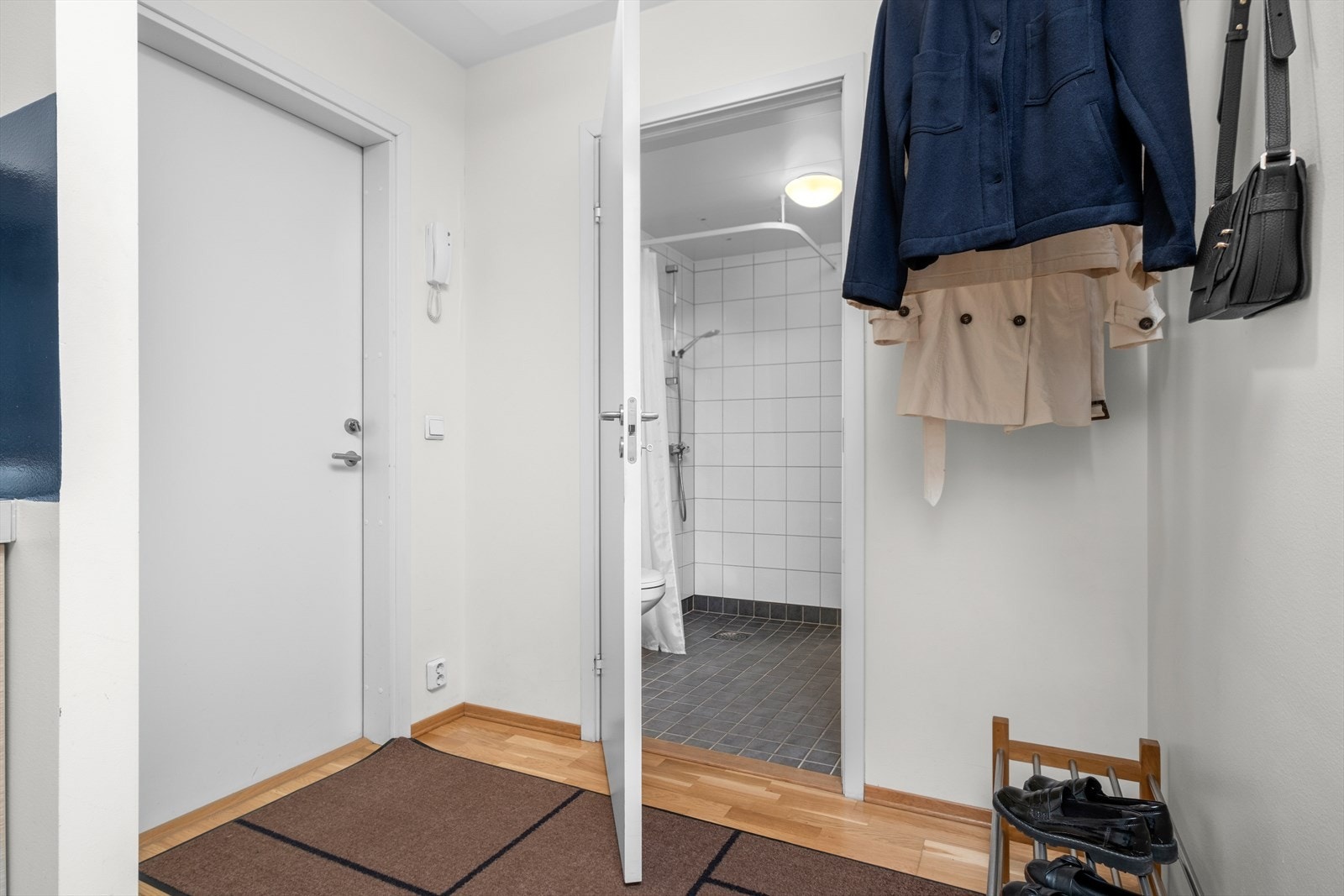 Entre på gode 3,1m. Her får du godt med plass til oppbevaring av sko og yttertøy. Galleribilde